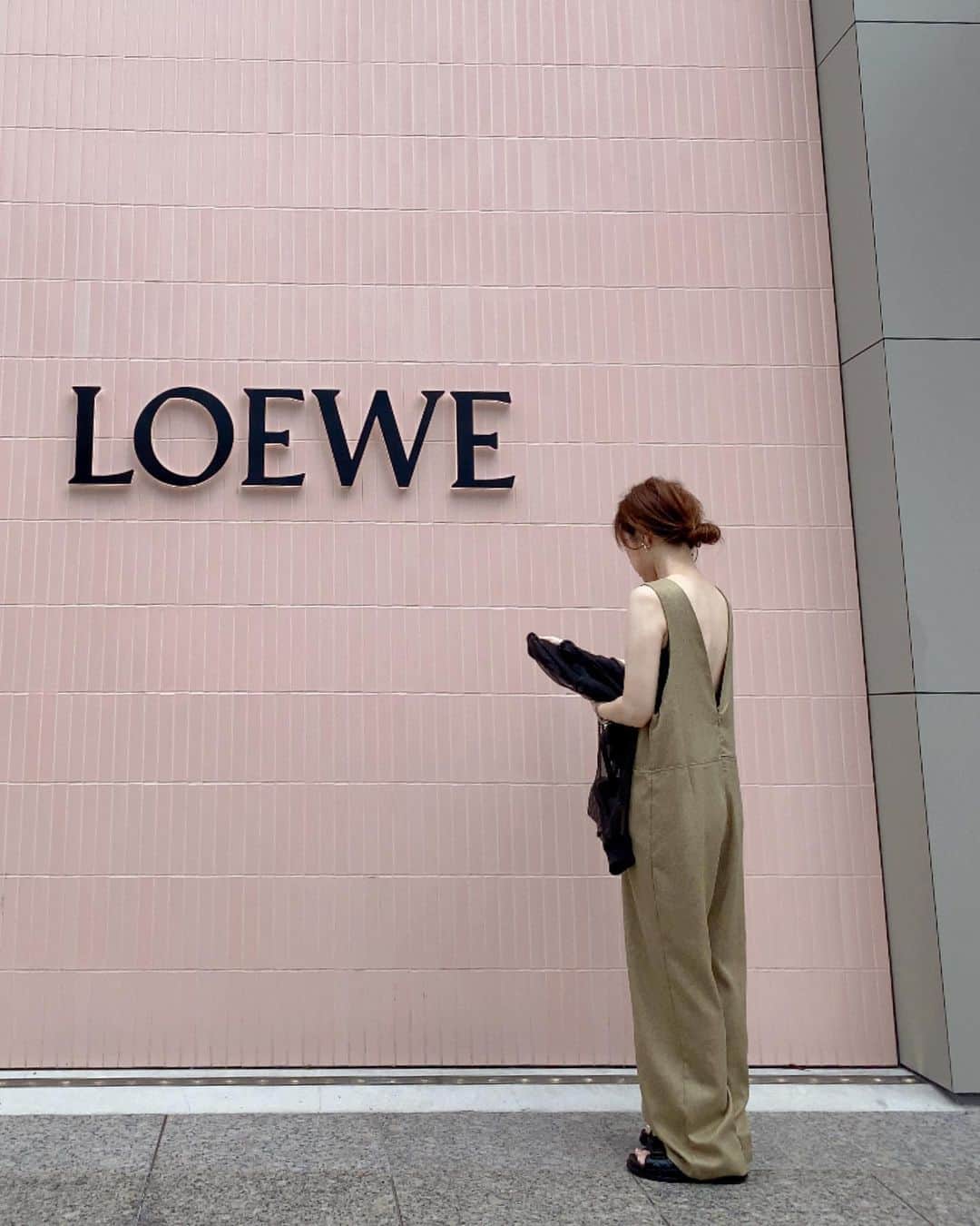 akiii031のインスタグラム：「LOEWEの外壁が可愛くてウロウロ🚶‍♀️💕  背中ぱっかんのオールインワン🫶 ポッケの位置もかわいいょ  all-in-one @aulii_amomentofhappiness  bag/sandals @chanelofficial  earring @seadsmara」