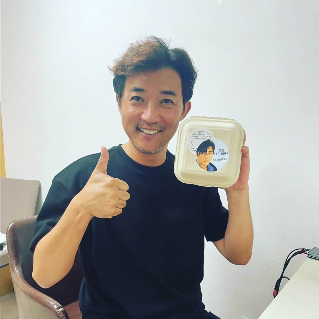 アン・ジェウクのインスタグラム：「#musical#할란카운티 #수제버거#support#rgbburger #최고에요👍   배우,staff 모두 감사히 먹었습니다요^^~~💕💕  사진은 왜 그랬어요...ㅡㅡ;;」