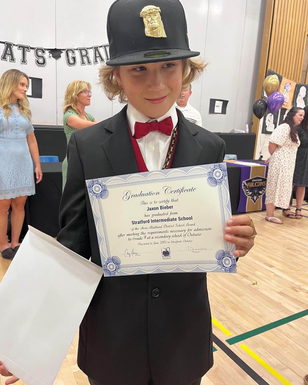 ジャクソン・ビーバーのインスタグラム：「Grad」