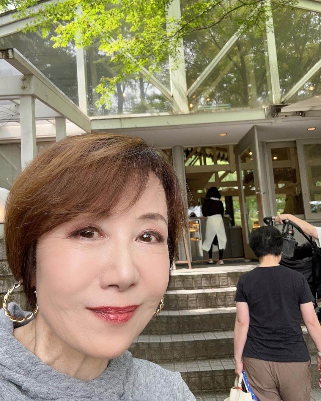 奈美悦子のインスタグラム：「山中湖、河口湖に行って来ました。東京は暑い🥵 #河口湖 #山中湖 #キャバリア #キャバリア友達 #お泊まり #楽しい #食べ過ぎ #美味しい物は幸せ #キャバリアキングチャールズスパニエル #ブラックタン #愛犬#可愛い」