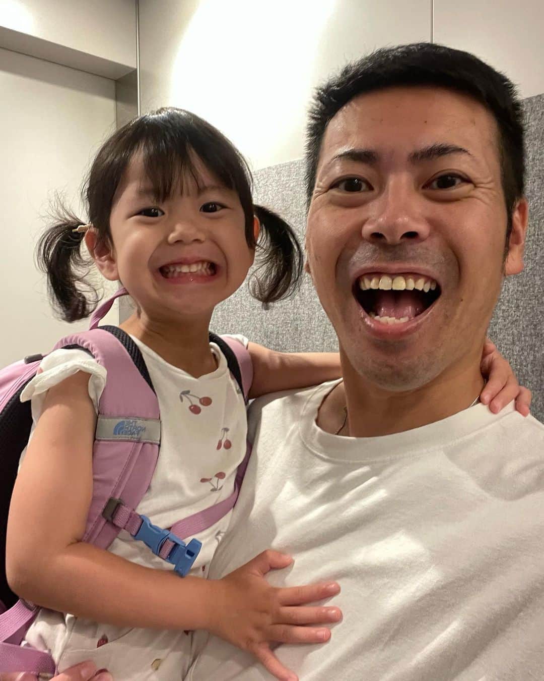 アキラ・コンチネンタル・フィーバーのインスタグラム：「🌞もーにんぐるーてぃん #猛暑日  #モーニング  #子育て」
