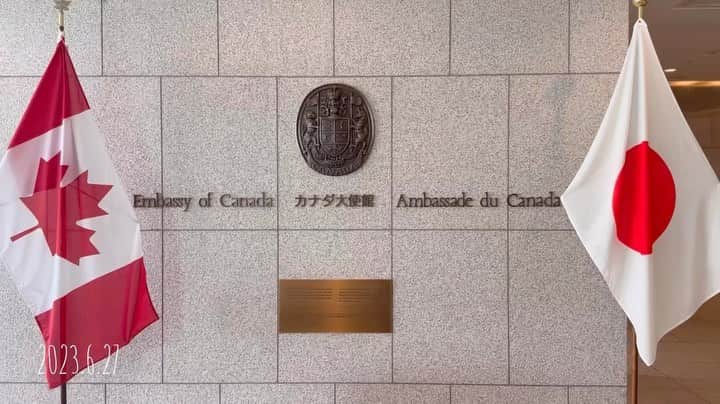 中村月子のインスタグラム：「6月27日（火）の🇨🇦大使館主催  "多文化主義の日を祝して  オリ･デーガン ジャズコンサート in Oscar Peterson Theatreにて  カナダの多文化主義の日と プライド月間を祝うコンサート。 多様性、公正、包括、相互尊重を称える特別なコンサート。  Celebrating Multiculturalism Day - Ori Dagan Jazz Concert Join us to celebrate Multiculturalism Day and Pride Month in Canada with a special concert honoring diversity, equity, inclusion, and mutual respect, featuring Canadian jazz singer-songwriter Ori Dagan, with pianist Steve Raiman, and other guest performers.  カナダ在住ピアニストでプロデューサーの Steve Raimanさんにお声かけ頂き 一曲参加させて頂きました。 新しく動きだしたプロジェクトで共に音楽を 作ってくださっているSteveさん。  セッションは始めてでしたが "優しく包み寄り添う様な音色"に身を委ねて 気持ちよく歌う事が出来ました。  お届けしたのはTerry Donaghueさんの "Mellow in My Mind" この楽曲を日本語訳したSpecial version TSUKIKO NAKAMURA訳で"Mellow"  LIVEでも何度も歌っている名曲で Steveさんが私にぴったりだと 紹介してくださいました。そしてなんと！ レコーディングも終わっているのです！  皆さまにお届けできる日が待ち遠しいです。 そして皆さんの温かさに触れ、 カナダに🇨🇦行きたい気持ちが溢れています。  国境や、性別、年齢全てを超越した 愛の溢れるイベントでした。 大使館の皆さま、 スタッフの皆さま、お客様 本当にありがとうございました。  thank you Steve Raiman  @oridaganjazz   TSUKIKO NAKAMURA」