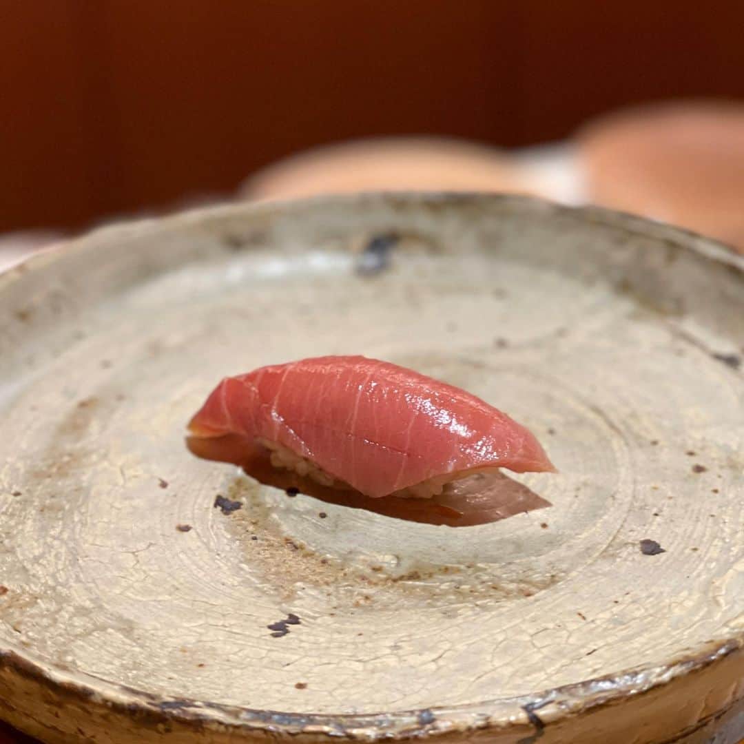 吉田美紀さんのインスタグラム写真 - (吉田美紀Instagram)「・ ・ 久しぶりの大地さんでした🍣  大好きなお店で大好きなお寿司。 そこに好きな人と楽しい会話が加われば 『最高』以上の言葉はないです♡♡  #sushi #鮨 #お寿司 #鮨大地」6月28日 14時26分 - miki__yoshida