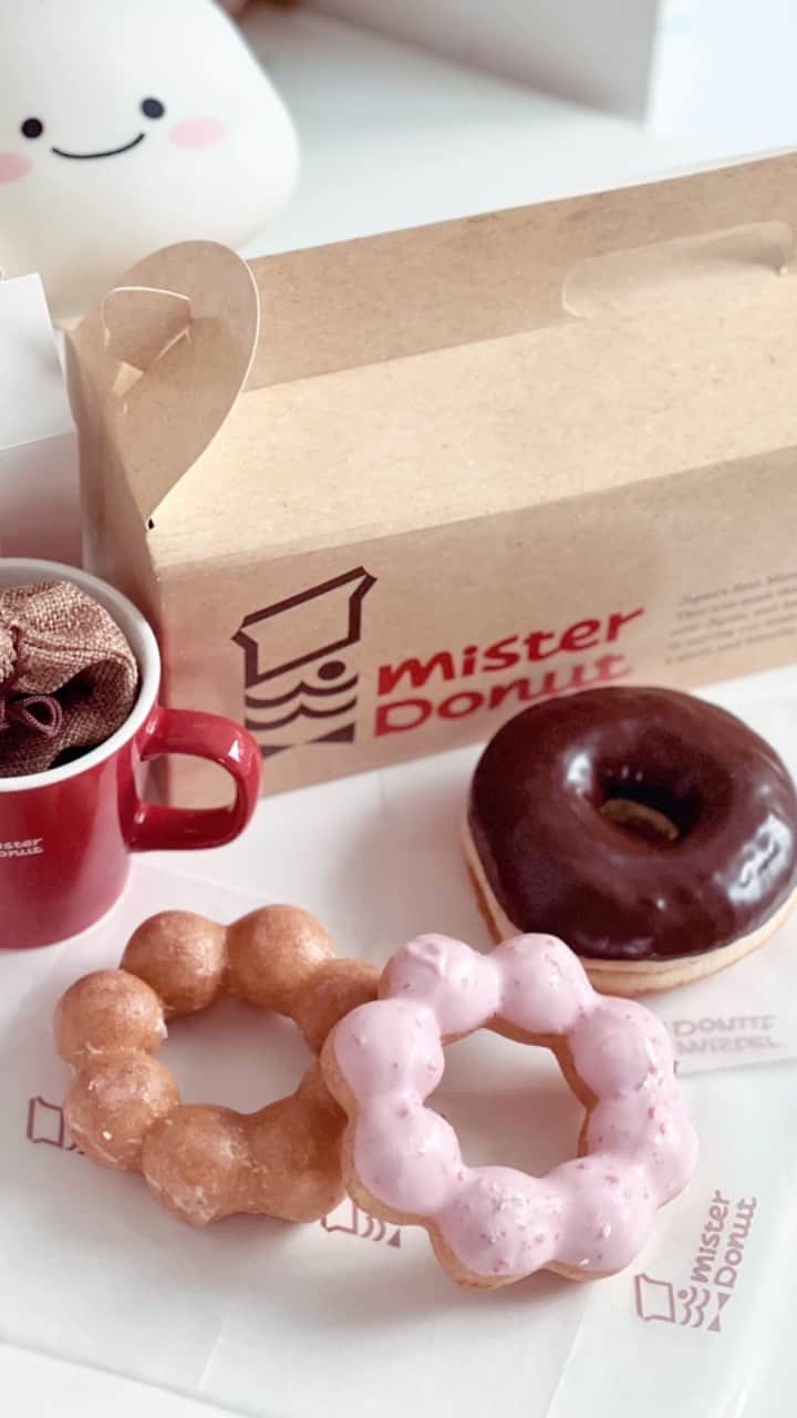 Little Miss Bento・Shirley シャリーのインスタグラム：「Ok I finally tried these here. No wonder there is a long queue for them 🍩, so mochi mochi and soft @misterdonut.sg . 本当においしいいですよ Have you eaten them too ?」