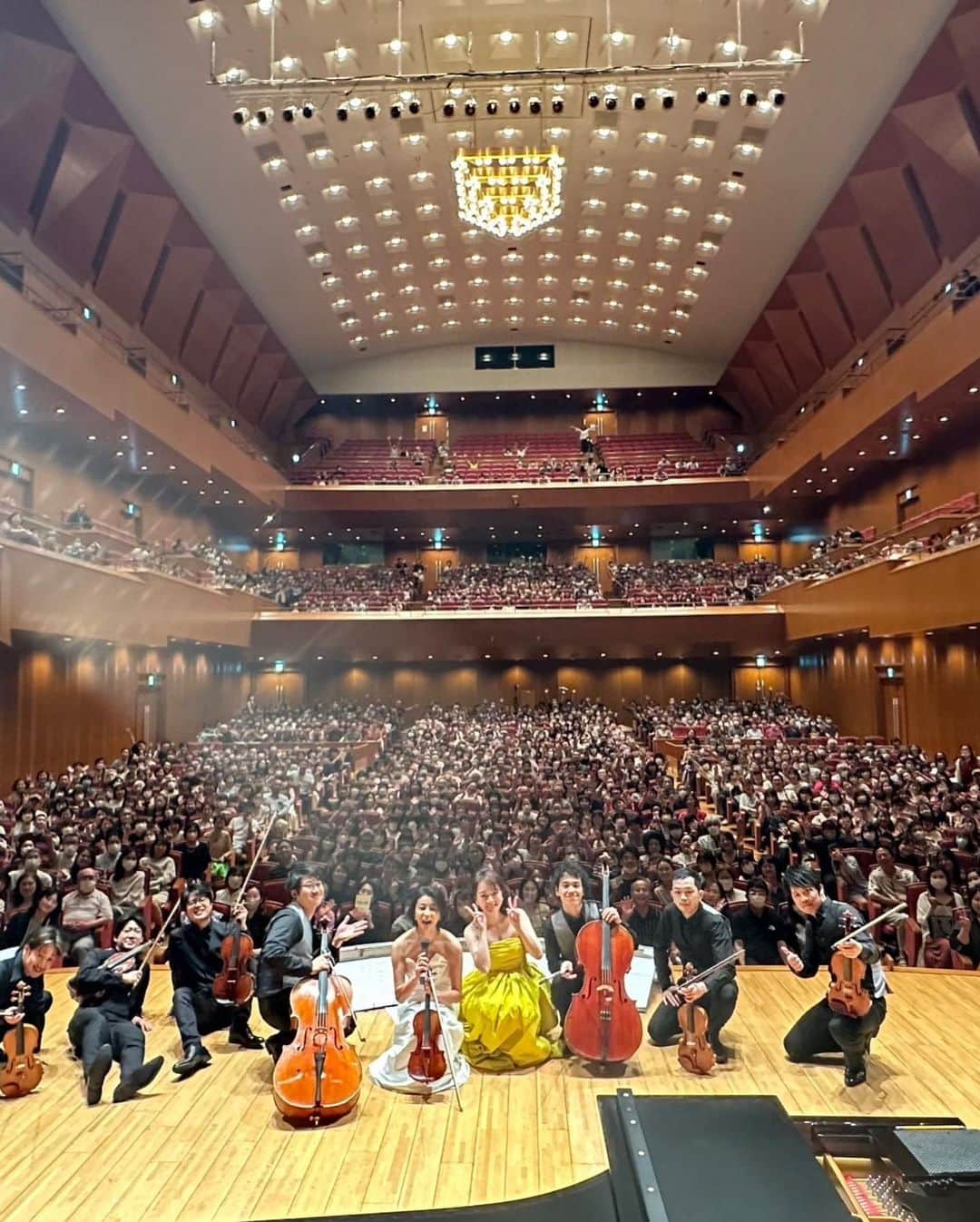 高嶋ちさ子さんのインスタグラム写真 - (高嶋ちさ子Instagram)「遅くなりました。 週明けからバタバタしてて… 日曜日は#石川県立音楽堂コンサートホール にてコンサートでした。いつもながら素晴らしいホールで、感謝です。  しかし人生って本当に簡単には進まない物だなと最近思います。 私は人から見たら、もしかして順調に行ってると思われるかもしれないけど… 次から次へと色んな困難が降りかかり、挫けそうになってるんです。今も大きな問題を抱えているし… けど、私のコンサートに来てくださる方々、皆さんそれぞれに色んな困難と立ち向かっていたり、試練があったり、もしかして私なんかよりもっとずっと大変な思いの中、ちょっとでも息抜きにと来てくださってるかもしれないんじゃないかと、ふと思いました。 そんな皆様の為に、２時間半だけは現実逃避して頂き、お腹から笑って、感動して泣いて頂きたいと心から思います。 そして現実に戻った時には「あんな人でも頑張ってるんだから(笑)頑張ろう」と思って頂けたら、初めてコンサートをやってる意味があるのではないかと。  毎週コンサートで全国周り、満身創痍で舞台に上がったり、母が亡くなって3日後には舞台に上がってたりと笑えない事沢山あるけど、皆さん喜んで来てくださってると思うだけで、舞台に出て行った途端に笑顔になれます。 本当にいい職業です。 ま、こんな事行っててもすぐに 「辞めたい」 「違う職業やりたい」 「練習したくない」っなるんですけどね  さ、週末に向けて練習しよっと #練習嫌い」6月28日 14時39分 - chisakotakashima