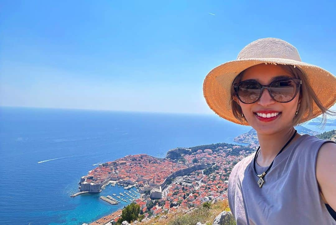 新田朝子さんのインスタグラム写真 - (新田朝子Instagram)「Great view🐈‍⬛❤️🧹  #travelphotography #lovetravelling #croatiatravel #croatia #duvrovnik #adriaticsea #worldheritagesite #june2023   #ヨーロッパ #ヨーロッパ旅行 #海外在住 #海外旅行好きな人と繋がりたい #クロアチア #ドブロブニク #アドリア海 #世界遺産 #🇭🇷」6月28日 14時50分 - asako.nitta