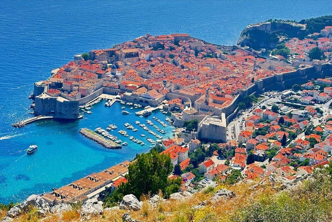 新田朝子さんのインスタグラム写真 - (新田朝子Instagram)「Great view🐈‍⬛❤️🧹  #travelphotography #lovetravelling #croatiatravel #croatia #duvrovnik #adriaticsea #worldheritagesite #june2023   #ヨーロッパ #ヨーロッパ旅行 #海外在住 #海外旅行好きな人と繋がりたい #クロアチア #ドブロブニク #アドリア海 #世界遺産 #🇭🇷」6月28日 14時50分 - asako.nitta