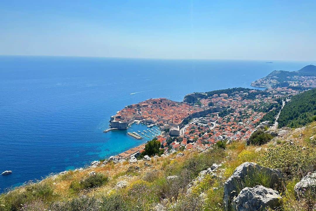 新田朝子さんのインスタグラム写真 - (新田朝子Instagram)「Great view🐈‍⬛❤️🧹  #travelphotography #lovetravelling #croatiatravel #croatia #duvrovnik #adriaticsea #worldheritagesite #june2023   #ヨーロッパ #ヨーロッパ旅行 #海外在住 #海外旅行好きな人と繋がりたい #クロアチア #ドブロブニク #アドリア海 #世界遺産 #🇭🇷」6月28日 14時50分 - asako.nitta