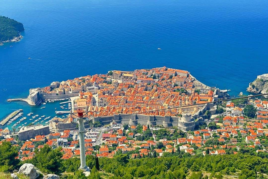 新田朝子さんのインスタグラム写真 - (新田朝子Instagram)「Great view🐈‍⬛❤️🧹  #travelphotography #lovetravelling #croatiatravel #croatia #duvrovnik #adriaticsea #worldheritagesite #june2023   #ヨーロッパ #ヨーロッパ旅行 #海外在住 #海外旅行好きな人と繋がりたい #クロアチア #ドブロブニク #アドリア海 #世界遺産 #🇭🇷」6月28日 14時50分 - asako.nitta