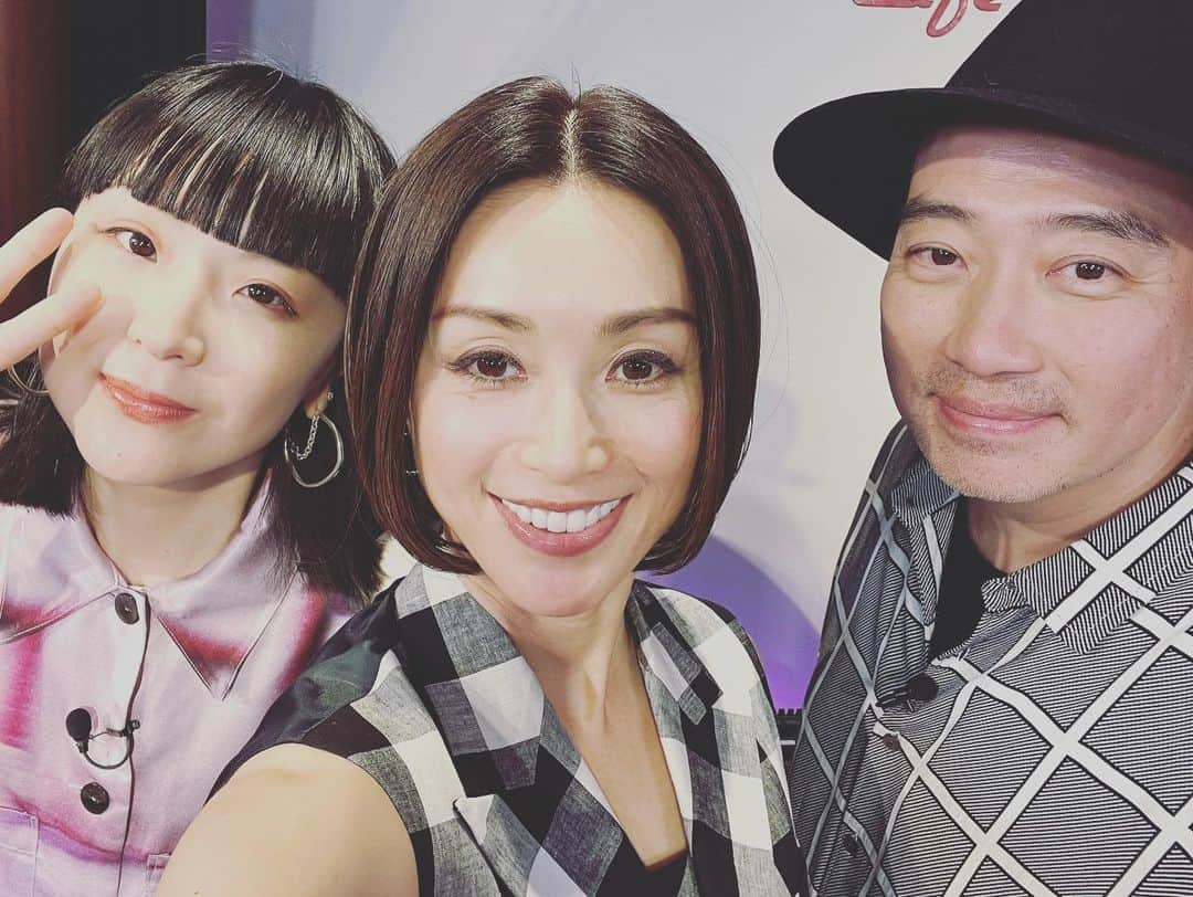 酒井法子さんのインスタグラム写真 - (酒井法子Instagram)「今井了介のおとめし 出演させて頂いております🙇‍♀️ １回目の放送はご覧頂けましたでしょうか？ 見逃し配信ありますので 是非(^^)見て頂けたら嬉しいです😊  数々のアーティストさんの楽曲を手掛け、また 起業家としても活躍なさっている 音楽プロデューサー 今井了介さんと、 麗しの姫。クールビューティーな 松田ゆう姫様をアシスタントに携え迎えて頂く😭 豪華が過ぎる番組。 ゲストの思い出の(めし)を 食べながら、楽曲制作秘話や、影響を受けた楽曲や物事を語り合う💙 宴（音楽と料理）を楽しむ番組なのです💙 番組後半戦👀！！ 次回の放送は6月29日（木） 21:00から#64が放送されます！ ぜひぜひぜひぜひっ！ 楽しくご覧くださいませませ🙇‍♀️ #今井了介のおとめし #松田ゆう姫 #BSJapanext #ジャパネットたかた #酒井法子」6月28日 14時48分 - noriko_sakai_official