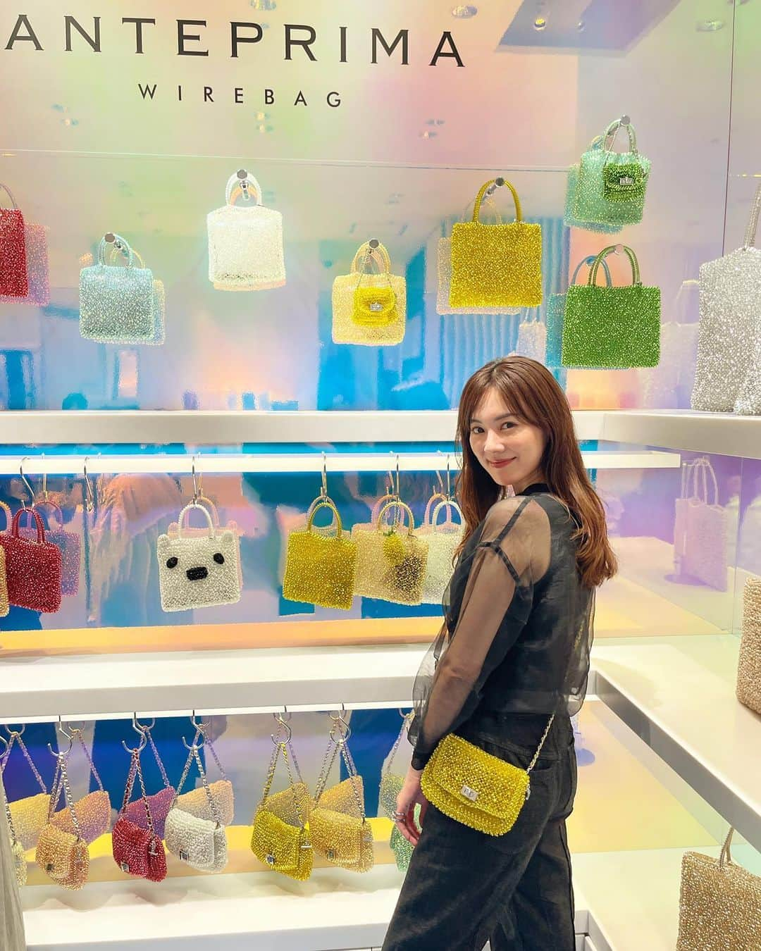 安座間美優のインスタグラム：「🛍️  ANTEPRIMA WIREBAG POPUP STOREへ 　 　 形も色もとにかく種類がたくさん！  私はLUCCHETTOのマスタードイエローにしました💛 　  このコロンとしたフォルムとキャンディのようなキラキラ感が、おもちゃっぽくてすごく可愛い🍬  ドレスアップはもちろん、シンプルにデニムとかに合わせて普段使いしたいな。 　 　 ポップアップは、伊勢丹新宿店 本館1階で7月4日まで開催してます！ 　  #みゅうfashion#anteprima#アンテプリマ」