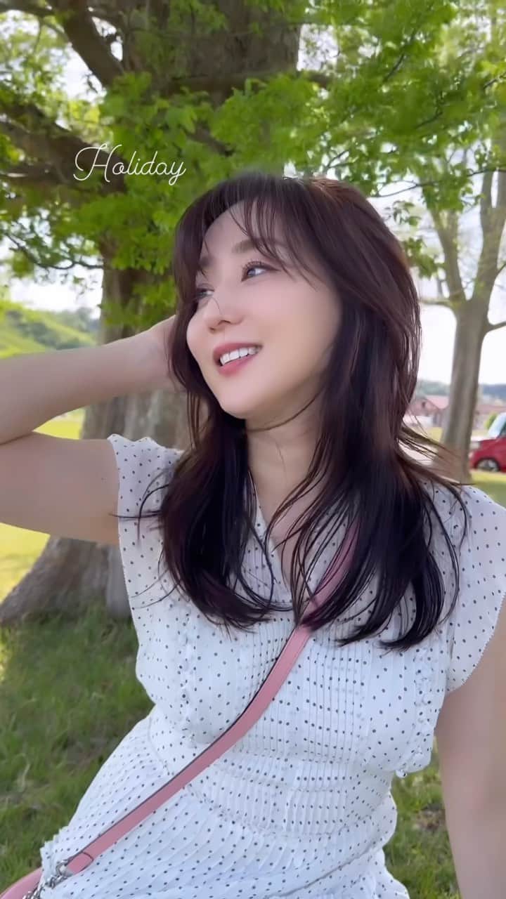 村上麻衣のインスタグラム：「Just The Two of Us ♪  休日の過ごし方🫧🌿  最近は自然のあるところが好きです。 のんびりまったりしてることが多いかも。  今はおやすみでゆっくりしています🕊️  気温も急に上がり暑くなってきましたね。 皆様もお気をつけて☀️  #髪でも切ろうかな #休日#holiday #おやすみ#のんびり #japan #beautiful」