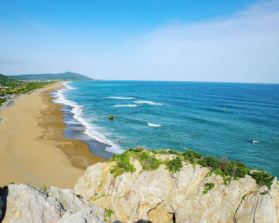 愛知県田原市さんのインスタグラム写真 - (愛知県田原市Instagram)「The breeze from the wide sea feels good. * ひろーい海からの風が気持ちい〜〜♪ * いつでも元気がもらえる 大好きな場所✨  はやく#梅雨 終わらないかな😌  #青空 いっぱいの #夏 が待ち遠しい〜👏  #片浜十三里#海#絶景スポット#カコソラ  #たはら暮らし  #渥美半島#田原市#伊良湖岬#伊良湖#赤羽根#菜の花浪漫街道  #tahara#irago#akabane#サーフィン#surfing#田舎暮らし#日々の暮らし #休日の過ごし方#スローライフ #instagramjaran#igersjp」6月28日 14時54分 - tahara_kurashi