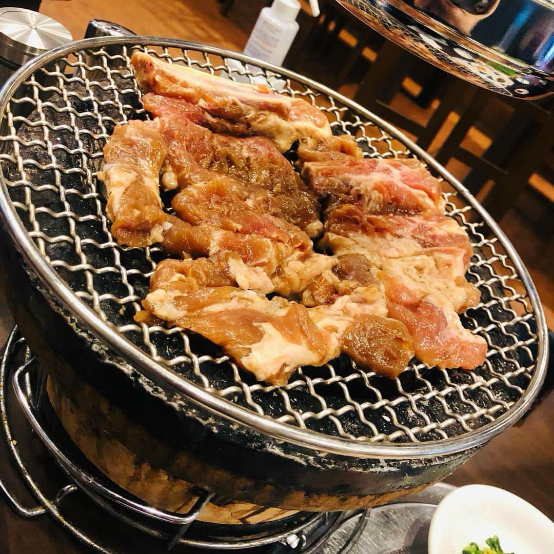 紺野ミクさんのインスタグラム写真 - (紺野ミクInstagram)「暑くてもちゃんと食べてね❤️ここのお肉と冷麺は食欲なくても絶対食べれちゃうよ🥳🥓🍜  Let's eat a lot even on a hot day🔥🌞🥰 . . 日暮里で本場の韓国料理が味わえるお店 【ザ味元(ザミオン)】(@nippori_zamion )さんへ✨  入口の🐸さんが目印💚  まずはビールとお店自慢の豚味付カルビを注文🐷🍻店員さんが丁寧に焼いてくれるんだけど、本当にお肉が柔らかくてびっくり😳❣️  しっかりタレの味がするのに脂もしつこくなくて、セットのサンチュやエゴマと一緒にパクパク食べれちゃいます❣️  そして自家製の麺とスープを使った水冷麺とビビン冷麺は夏にぴったり🏖☀️ 水冷麺のあっさりスープと、ほどよい辛さのビビン麺。どっちも食欲ない日でもペロっと食べれちゃうよ💕  上タン塩も柔らかくておすすめ🐮✨他にも韓国の伝統豚料理「豚足」や、新鮮なお刺身、ケジャン、コース料理などたくさんのメニューがあります❤️   店員さんも優しくてアットホームな空間で最高でした🥰最後はオーナーさんとパシャリ📸  次はランチメニューも食べてみたいな❤️  감사합니다🥳✨맛있었어요❣️최고😍💕  📍 日暮里駅南口徒歩7分★三河島駅徒歩7分★鶯谷駅北口徒歩9分★ 東京都荒川区東日暮里4-33-14 豊田屋ビル 1F . . . PR @nippori_zamion #日暮里グルメ #日暮里 #韓国料理店 #日暮里ディナー #日暮里ランチ #韓国料理屋 #ザ味元 #日暮里韓国料理 #三河島グルメ #鶯谷グルメ  #韓国料理  #焼肉  #焼肉ランチ #おすすめランチ  #フリーモデル #セクシー  #グラビアモデル #モデル #instalike #followme #love #sexy #pretty #model #japanesegirl #portrait #gravure」6月28日 15時07分 - konnomiku