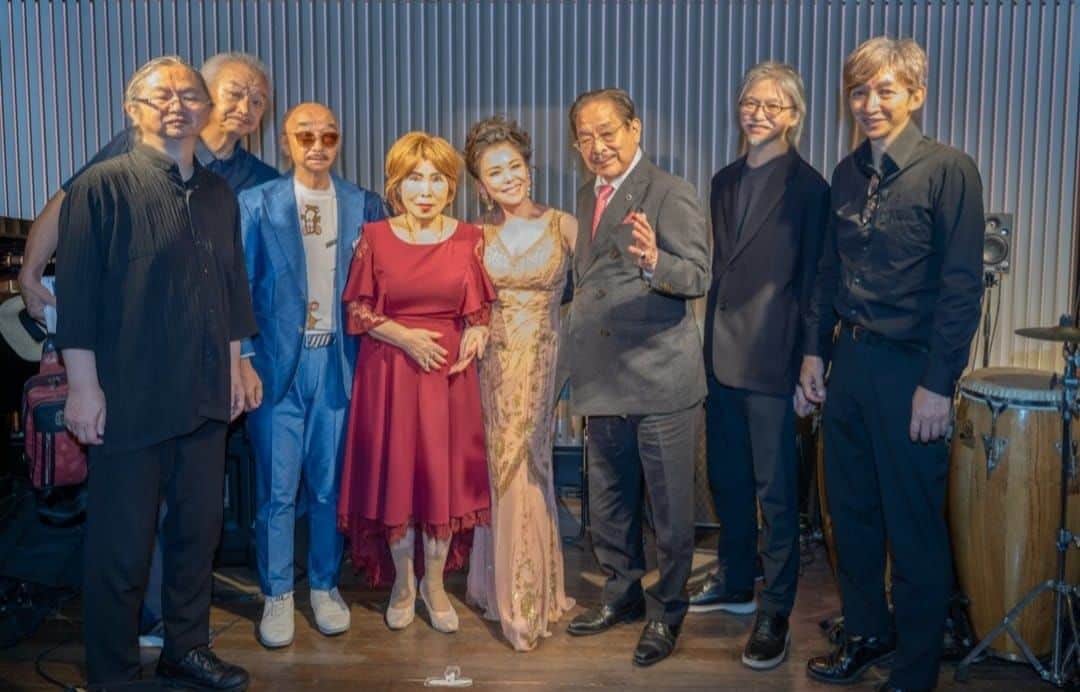 川奈ルミのインスタグラム：「Buenas tardes🌞  昨日は上野Qui🎤 応援いただきました皆さま方、本当にありがとうございました🙇 心から深く感謝お礼を申し上げます💗  左から… 🌟ピアニスト砂原嘉弘さん 🌟大好きな🎤🎸トリオロスペペス南瑛二さん 🌟超大型新人歌手🎤クリアトーンズオーケストラ・バンドマスター岡宏先生 🌟作詞家・北川文化先生 文化先生の作詞されためちゃめちゃ好きな歌、青江三奈さん🎵あなたにゆられて をアカペラで歌おうとしたら音がとれなくて 恥ずかしかったー😣 🌟豚まん🎤 🌟師匠アントニオ古賀先生🎤🎸 いつも素晴らしい演奏で支えてくれます 🌟ギタリスト並木健司さん 🌟パーカッション都筑章浩さん いつもならいらしてくださるDewi夫人はイタリアでお仕事やはりいないと淋しい😭  本当に幸せな１日でした💗 感謝感謝😌ありがとうございました😍」