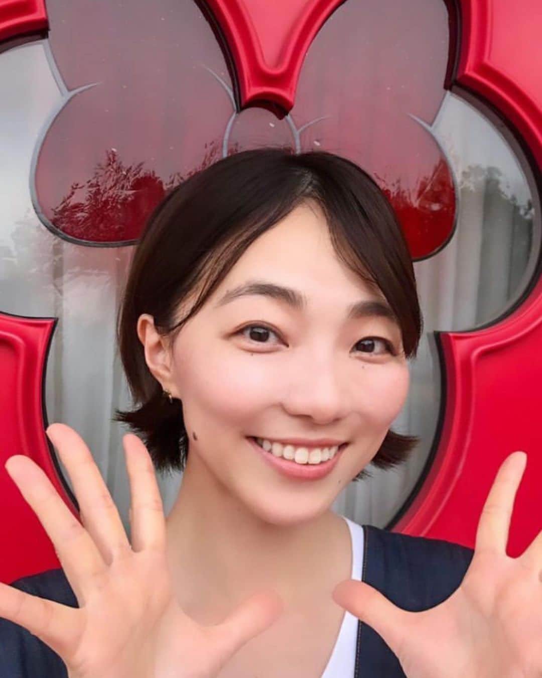 寺田浩子さんのインスタグラム写真 - (寺田浩子Instagram)「な、な、な、なないろ〜🌈♪ 弾丸ディズニー楽しかったぁ！  プライベートなスケジュールを立てるのって、 なかなか難しいのだけど。 明日行こう！ って、行けちゃう。  もえかちゃんの行動力に感嘆。 凄くパワーをもらった😆 ありがとーーー！  ウワサのショットも撮れたので、大満足っ🎀  #雨宮萌果　さま #ディズニーランド」6月28日 15時05分 - hiroko.2019