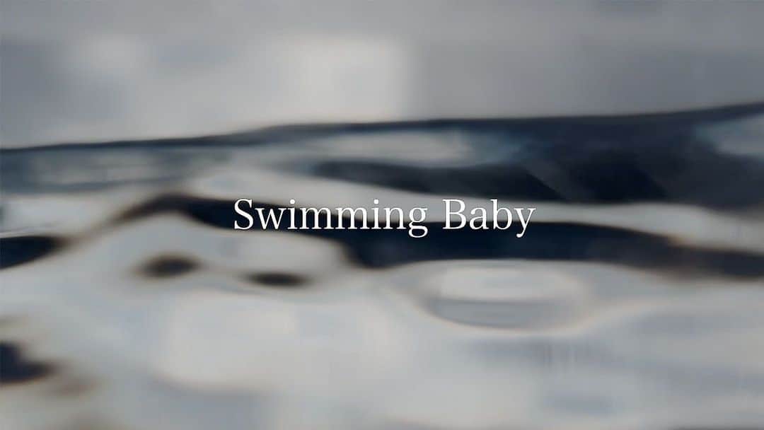 二宮愛のインスタグラム：「⚠️本日リリース⚠️ Ai Ninomiya 1st EP 【Swimming Baby】  全曲メインばりの濃縮EPになりました 😎🎧🔥 #1 Swimming Baby #2 恋をして #3 ケセラセラ #4 Let Me Go  あなたの推し曲は？？？  各配信サイトへはプロフィールから飛べます 👇👇👇 lnk.to/AN_SB 👆👆👆  #AiNinomiya #SwimmingBaby #newrelease #music #musicvideo」