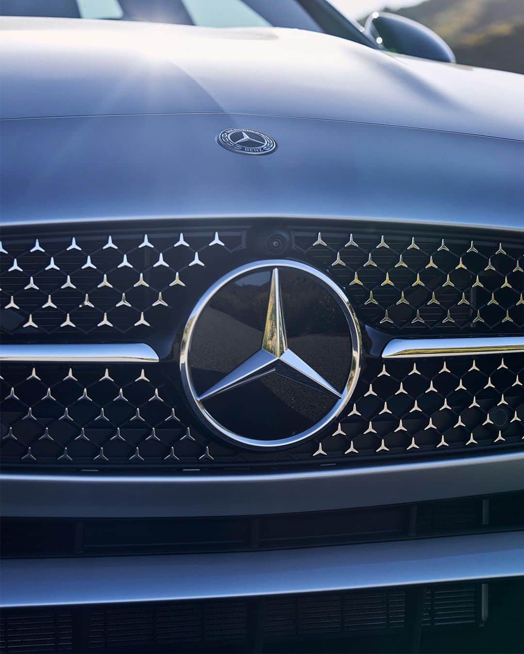 Mercedes-Benz Thailandさんのインスタグラム写真 - (Mercedes-Benz ThailandInstagram)「Connect convenience to anywhere! 🛣️✨  ขับขี่เพลิดเพลินได้ทุกช่วงเวลากับ Mercedes-Benz C 350 e AMG Dynamic ยนตรกรรมไฟฟ้า Plug-in Hybrid ที่มอบความสนุกให้กับคุณทุกครั้งที่เดินทางด้วยเทคโนโลยีอัจฉริยะระบบมัลติมีเดียแบบ MBUX7 ที่คุณสามารถควบคุมความบันเทิงได้ดั่งใจ มาพร้อมดีไซน์อันเป็นเอกลักษณ์กับกระจังหน้าแบบ Star pattern ที่มอบความโดดเด่นให้คุณทุกขณะขับเคลื่อน  *อุปกรณ์บางส่วนในภาพอาจแตกต่างจากที่จำหน่ายจริง โปรดตรวจสอบรายการอุปกรณ์ของรถยนต์แต่ละรุ่นที่ผู้จำหน่ายฯ อย่างเป็นทางการทั่วประเทศ​​  📷 Lisa Linke Photography via Mercedes-Benz USA for #MBphotopass  #CClass #PluginHybrid #MercedesBenz #MercedesBenzThailand」6月28日 15時11分 - mercedesbenzthailand