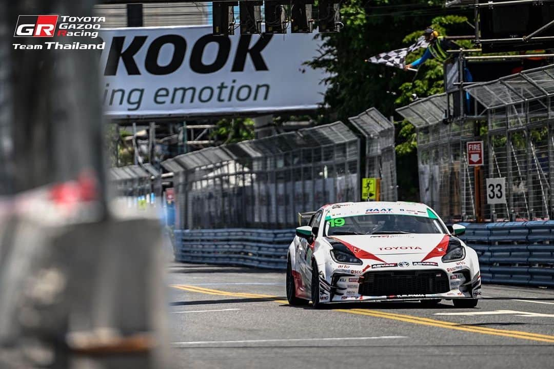 Toyota team thailandさんのインスタグラム写真 - (Toyota team thailandInstagram)「🔥🏆บางแสนเดือด มันส์จนวินาทีสุดท้าย RAAT Thailand Endurance International Championship R.2 แมน เอ็กซ์ กล้า #19 พลิกเกมส์ใส่เต็มไล่น็อครอบตลอดทาง เข้าเส้นชัยเป็นอันดับ 1 Overall และในรุ่น TouringCar จบการแข่งขันมาราธอน 4 ชั่วโมง บนสนามเลียบหาดบางแสนที่สวยและยาวที่สุดในโลก  🚗#19 🏆WINNER Overall & In Class Driver: ณัฐพงษ์ ห่อทองคำ (Nattapong H.) / อัครพงษ์ อัคนีนิโรธ (Akkarapong A.) / กฤษฏิ์ วสุรัตน์ Kris V. Car: TOYOTA 86 Class: Touring Car Laps: 84  🚗#20 5th Overall & In Class Driver: สุทธิพงศ์ สมิตชาติ (Suttipong S.) / ณัฐวุฒิ เจริญสุขะวัฒนะ (Nattavude C.) / Hermann M. Car: TOYOTA 86 Class: Touring Car Laps: 81  🚗#37 DNF (Race Accident) Driver: ธัญชนก เจริญสุขะวัฒนะ Thanchanok C. / ณ ดล วัฒนธรรม (Na Dol V.) / เคนทาโร่ ชิบะ (Kentaro C.) Car: Altis One Make Race Class: Altis One Make Race Laps: 40」6月28日 15時12分 - toyotagazooracingteamthailand