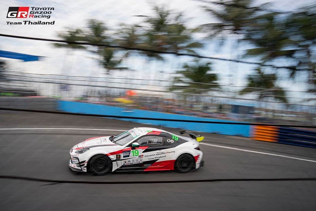 Toyota team thailandさんのインスタグラム写真 - (Toyota team thailandInstagram)「🔥🏆บางแสนเดือด มันส์จนวินาทีสุดท้าย RAAT Thailand Endurance International Championship R.2 แมน เอ็กซ์ กล้า #19 พลิกเกมส์ใส่เต็มไล่น็อครอบตลอดทาง เข้าเส้นชัยเป็นอันดับ 1 Overall และในรุ่น TouringCar จบการแข่งขันมาราธอน 4 ชั่วโมง บนสนามเลียบหาดบางแสนที่สวยและยาวที่สุดในโลก  🚗#19 🏆WINNER Overall & In Class Driver: ณัฐพงษ์ ห่อทองคำ (Nattapong H.) / อัครพงษ์ อัคนีนิโรธ (Akkarapong A.) / กฤษฏิ์ วสุรัตน์ Kris V. Car: TOYOTA 86 Class: Touring Car Laps: 84  🚗#20 5th Overall & In Class Driver: สุทธิพงศ์ สมิตชาติ (Suttipong S.) / ณัฐวุฒิ เจริญสุขะวัฒนะ (Nattavude C.) / Hermann M. Car: TOYOTA 86 Class: Touring Car Laps: 81  🚗#37 DNF (Race Accident) Driver: ธัญชนก เจริญสุขะวัฒนะ Thanchanok C. / ณ ดล วัฒนธรรม (Na Dol V.) / เคนทาโร่ ชิบะ (Kentaro C.) Car: Altis One Make Race Class: Altis One Make Race Laps: 40」6月28日 15時12分 - toyotagazooracingteamthailand