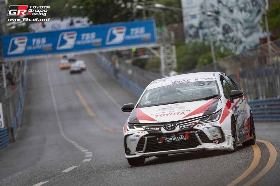 Toyota team thailandさんのインスタグラム写真 - (Toyota team thailandInstagram)「🔥🏆บางแสนเดือด มันส์จนวินาทีสุดท้าย RAAT Thailand Endurance International Championship R.2 แมน เอ็กซ์ กล้า #19 พลิกเกมส์ใส่เต็มไล่น็อครอบตลอดทาง เข้าเส้นชัยเป็นอันดับ 1 Overall และในรุ่น TouringCar จบการแข่งขันมาราธอน 4 ชั่วโมง บนสนามเลียบหาดบางแสนที่สวยและยาวที่สุดในโลก  🚗#19 🏆WINNER Overall & In Class Driver: ณัฐพงษ์ ห่อทองคำ (Nattapong H.) / อัครพงษ์ อัคนีนิโรธ (Akkarapong A.) / กฤษฏิ์ วสุรัตน์ Kris V. Car: TOYOTA 86 Class: Touring Car Laps: 84  🚗#20 5th Overall & In Class Driver: สุทธิพงศ์ สมิตชาติ (Suttipong S.) / ณัฐวุฒิ เจริญสุขะวัฒนะ (Nattavude C.) / Hermann M. Car: TOYOTA 86 Class: Touring Car Laps: 81  🚗#37 DNF (Race Accident) Driver: ธัญชนก เจริญสุขะวัฒนะ Thanchanok C. / ณ ดล วัฒนธรรม (Na Dol V.) / เคนทาโร่ ชิบะ (Kentaro C.) Car: Altis One Make Race Class: Altis One Make Race Laps: 40」6月28日 15時12分 - toyotagazooracingteamthailand