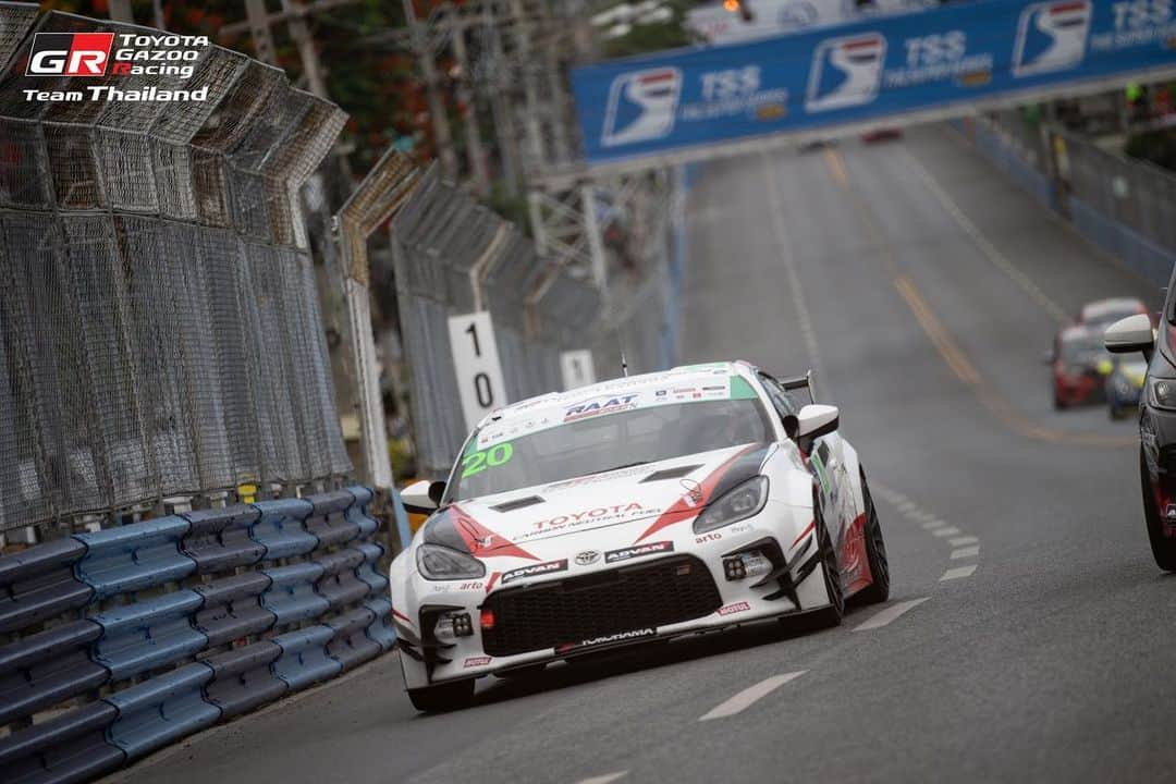 Toyota team thailandさんのインスタグラム写真 - (Toyota team thailandInstagram)「🔥🏆บางแสนเดือด มันส์จนวินาทีสุดท้าย RAAT Thailand Endurance International Championship R.2 แมน เอ็กซ์ กล้า #19 พลิกเกมส์ใส่เต็มไล่น็อครอบตลอดทาง เข้าเส้นชัยเป็นอันดับ 1 Overall และในรุ่น TouringCar จบการแข่งขันมาราธอน 4 ชั่วโมง บนสนามเลียบหาดบางแสนที่สวยและยาวที่สุดในโลก  🚗#19 🏆WINNER Overall & In Class Driver: ณัฐพงษ์ ห่อทองคำ (Nattapong H.) / อัครพงษ์ อัคนีนิโรธ (Akkarapong A.) / กฤษฏิ์ วสุรัตน์ Kris V. Car: TOYOTA 86 Class: Touring Car Laps: 84  🚗#20 5th Overall & In Class Driver: สุทธิพงศ์ สมิตชาติ (Suttipong S.) / ณัฐวุฒิ เจริญสุขะวัฒนะ (Nattavude C.) / Hermann M. Car: TOYOTA 86 Class: Touring Car Laps: 81  🚗#37 DNF (Race Accident) Driver: ธัญชนก เจริญสุขะวัฒนะ Thanchanok C. / ณ ดล วัฒนธรรม (Na Dol V.) / เคนทาโร่ ชิบะ (Kentaro C.) Car: Altis One Make Race Class: Altis One Make Race Laps: 40」6月28日 15時12分 - toyotagazooracingteamthailand