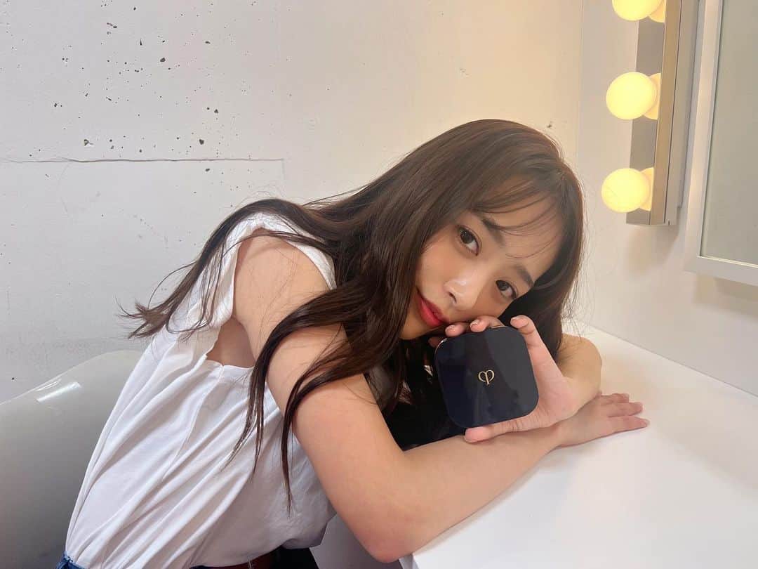 近藤千尋のインスタグラム：「収録make💄はこちらでした💕  クレ・ド・ポー ボーテのベースメイク ヴォワールルミヌ（医薬部外品）は、この時期にうれしい化粧下地☺️💗  肌がぱっとトーンアップして タンクッションエクラ ルミヌを 重ねたら、カバーしながら つや肌にもなって感動しました🥹🫶🏻  普段使いにも良さそう🥰‼️  #クレドポーボーテ #ファンデーション #ベスコス」