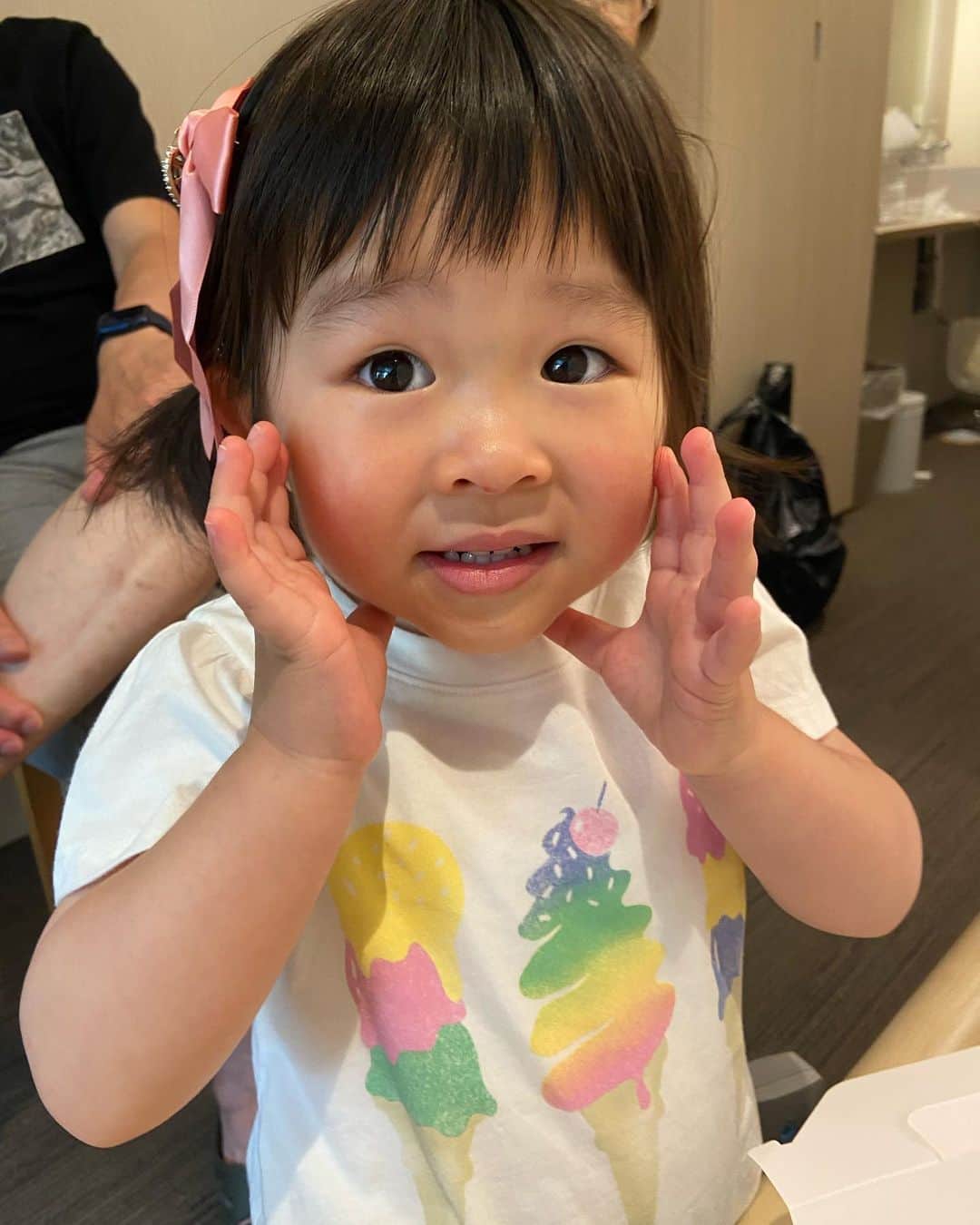 hiyoriのインスタグラム：「お姉ちゃんちーまる*･.｡*🎀*･.｡*  頑張ってます🥲✨  私が入院中、毎日面会にきてくれましたが 全然ベタベタしてこず…  ママぁ〜 ぐあいよくなった？ いっしょにかえろ〜？  毎回聞いてきて あと◯日したら帰るからね もうちょっと待っててね と、伝えると  やだやだ言わず スン😐として じぃじかえろ〜 と、サッサと帰る  退院後も、前はベタベタに甘えてたのに なんだか距離がある🥺 ふれあえるまで２〜3日かかりました💦  母曰く、私が入院中 めちゃくちゃお利口さんだったそう。 (夜はかなり寝なくて困らせてたけど💧明け方まで…とかやらかしてた😱)  退院してからは困ったサン復活😈✨ いつものちーまるらしさが戻ったようです😅  たくさんワガママが言えて ワルな行動もできて それがこんなにホッとするなんて 産前は思いませんでした。  赤ちゃんが退院してからは  お世話したい‼︎ ちーにまかせて‼︎🤩  初日張り切り過ぎて 3:30の授乳タイムに一緒に起きてしまい (泣き声に私より早く目が覚め😅) その後自分が寝れなくなり 明け方までしまじろうのワークをするはめに笑  今では日中に全力お手伝い✨ 助かるけど、危なかっなしかったり それはやめてー！って怒っちゃったり🤪💢  授乳する場所にこだわりがあり ママと赤ちゃん2人っきりになる部屋は ダメ🙅‍♀️なんだとか… かわいいな🤤♡  あまり言葉に出さないけど いやだなー って思うこと たくさんあるんだろうな。。  風邪を引いた延長で またしばらく夜泣き復活してしまい… 私が寝不足でたくさん愛を注いであげられないのも はがゆく😢  赤ちゃん育児は2人目だけど 2人の子育ては初めて🔰  赤ちゃん育てながら 幼児の心に寄り添いながら…  正直、こんなにだいすきなちーまるが 可愛く思えないタイミングがあり そんな自分に落ち込みました🫠  産後のお豆腐メンタル➕睡眠不足 いいことないですね😇  夜泣きしなかった日の朝は キラキラかわいく見えたので ほっとしました♡  赤ちゃん、かわいいねぇ〜  を連発している ちーまるお姉ちゃん🎀  無理なくちーまるのペースで お姉ちゃんになってくれぃ🥰  ママもゆっくり 2人のママになるよ〜 すぐは無理だけどお許しを〜🤤  →スワイプ→ ラスト1・2はベイビーちーまる👶 最後の産まれた日の目 もうなんかやばそうなオーラ漂ってる笑  #2人育児 #2人育児スタート #2人育児奮闘中  #産後 #産後ママ #ちーまるgirl」
