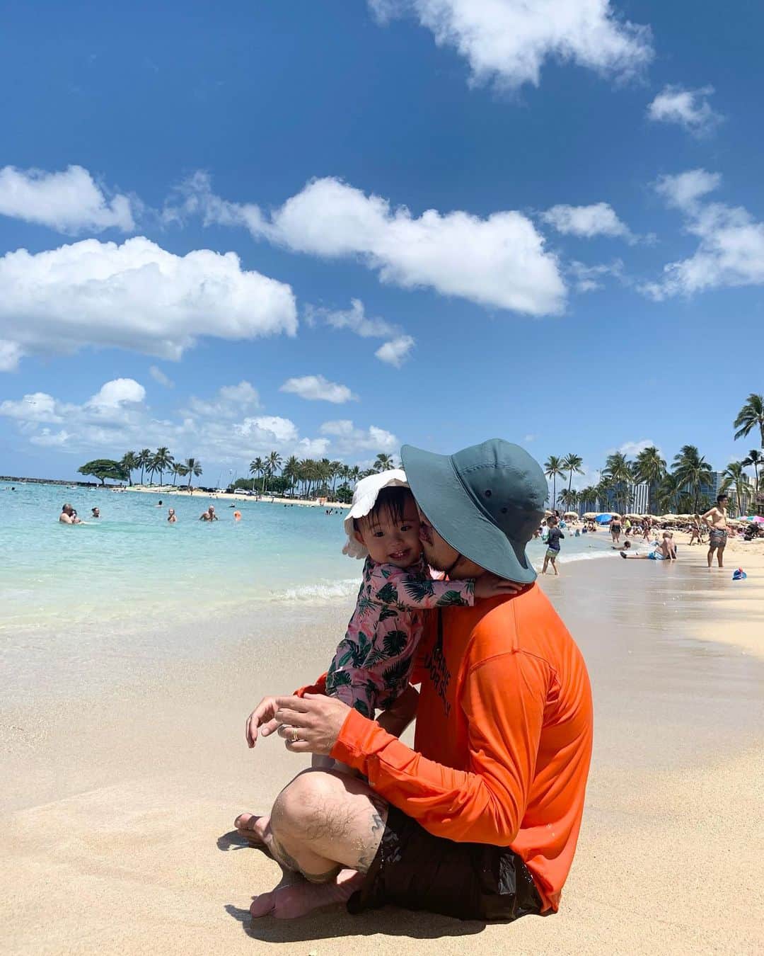 ANNA さんのインスタグラム写真 - (ANNA Instagram)「今日はお弁当を作って滞在先近くのワイキキビーチで朝ごはん☀️🌴🏙️  東京に戻ったら中々海には連れてってあげれないから今のうちに沢山綺麗な海で遊ばせてあげたいな☺️🌊✨  #1歳女の子ママ #子連れハワイ #ワイキキビーチ」6月28日 15時18分 - anna_flare