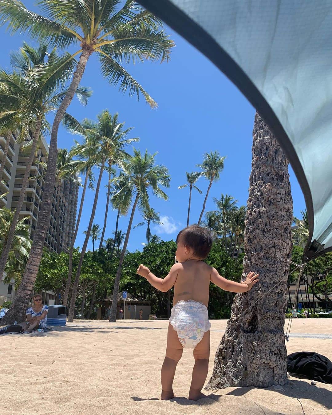 ANNA のインスタグラム：「今日はお弁当を作って滞在先近くのワイキキビーチで朝ごはん☀️🌴🏙️  東京に戻ったら中々海には連れてってあげれないから今のうちに沢山綺麗な海で遊ばせてあげたいな☺️🌊✨  #1歳女の子ママ #子連れハワイ #ワイキキビーチ」