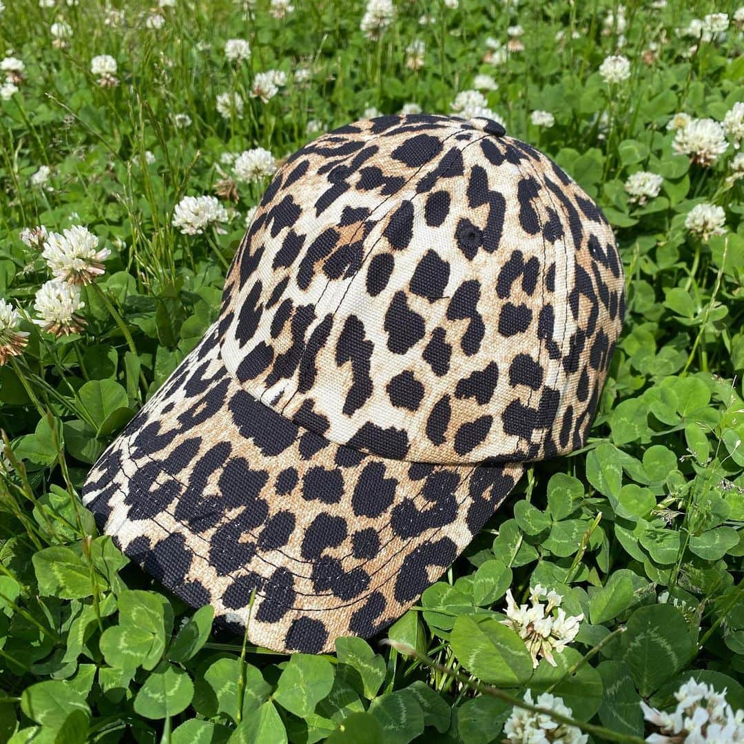 ◆miki◆のインスタグラム：「* * 🐆🐆🐆 * ヒョウ柄好きにはたまらんキャップ  止められんな～🐆(止める気ない)  @ganni 最近ガニー好きで無駄に見てるぅ👀  ちょっとpic3のマダム見てくれる？ 素敵だわ～🥹✨️  あんなんなりたい← 頭に何か乗っけたい←  #頭に何か乗っけたい #ganni#ヒョウ柄#キャップ#ヒョウ柄キャップ」