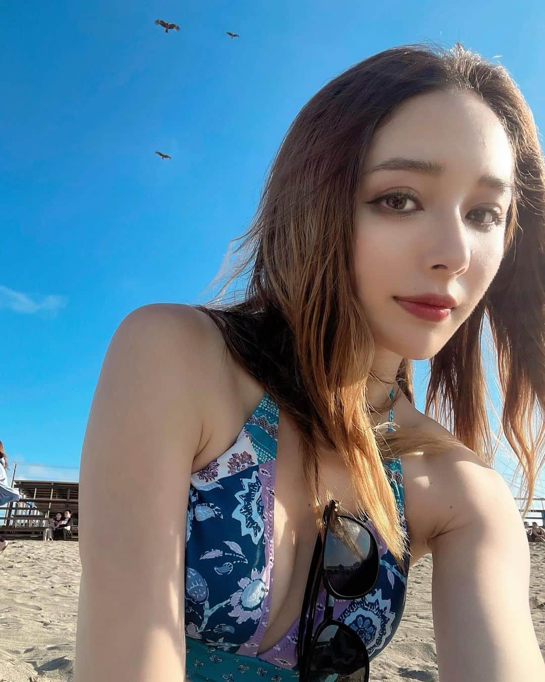 谷口美咲のインスタグラム：「. こないだ海に行った時の✌🏼🤍 . 東京中央美容外科川崎院 @tcb_kawasakiで TCB式1dayクイックアイを してもらって約半年経ちました👀 . 持ちがどうか気になるって DMがちょこちょこ来てたので 経過報告✌🏼 . 二重幅も安定して 特に幅が狭くなったり たるんだりもなく 綺麗な二重保ててます🫠 . 幅が左右非対称の 二重だったから絆創膏で 幅揃えてたけど朝のメイクの時間が めちゃめちゃ楽になった🫶🏼🤍 . @tcb_kaku 郭先生ありがとうございます🙏🏼✨ . #東京中央美容外科 #川崎 #二重 #二重整形 ＃二重埋没 #tcb式1dayクイックアイ #pr」