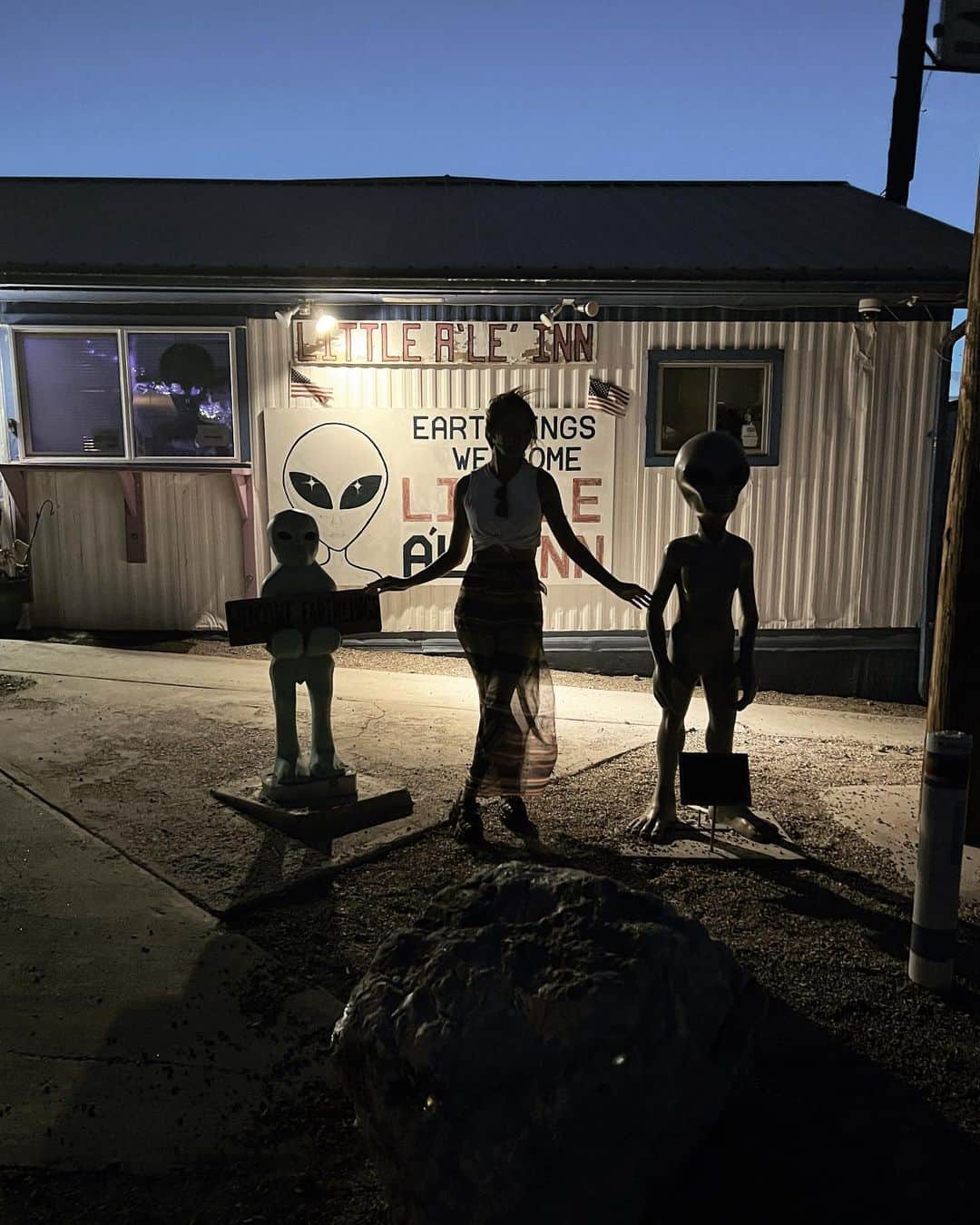 川島幸美のインスタグラム：「AREA51👽🛸 ここに続く一歩道に入って約2時間弱、 一台の車もすれ違う事なく、  360度見渡す限りの草原が続く...  突如出てくるLittle A'Le'Inn👽  車降りたらすごい強風と砂埃🌬 21時前でもこの明るさ...  車のライト消して見上げた夜空🌟 今まで見た事ないくらいの大きな流れ星⁈ が現れて大興奮💫  今回の旅ですごく気になった雲があって... ストーリーズするから、みんなの意見聞かせてね😂」