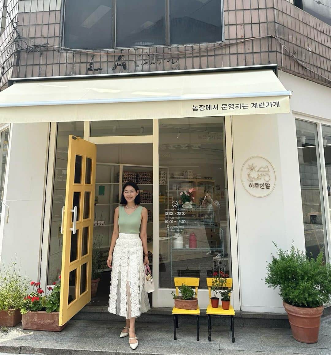 パク・タミのインスタグラム：「- 론칭때는 한결같이 정신없는 폴라탐 일할땐, 열일하고~ 먹을땐 제대로 먹어야죠!! 직원들과 쇼룸을 나오면, 괜히 기분 좋아요. ‘뭐먹지?’ 이 말할때 설렘~~ㅎㅎ  ‘묘오또 어때요?’ ‘좋아!’ 일인 일메뉴만 하면, 면 추가해주니🤍 붓카케!  맞아요… 나 . . .  많이 먹어요🙄  얼마전 생긴 계란상점. 보고 싶어 슬쩍 들어가니, 에그타르트를 파는거 있죠? 계란집이라 그른가? 속이 아주 꽉 차있더라구요? 고거 한봉 사들고 일하러 복귀!! (담엔, 달걀도 사러 갈게요~~~)  폴라탐 쇼룸 근처는 이리 갈 곳이 많답니다😉  시카 버블 클렌저는 얼리버드 첫날부터, 큰 사랑 받고 있어요~ 배송은 7월 5일부터 시작 되구요~」