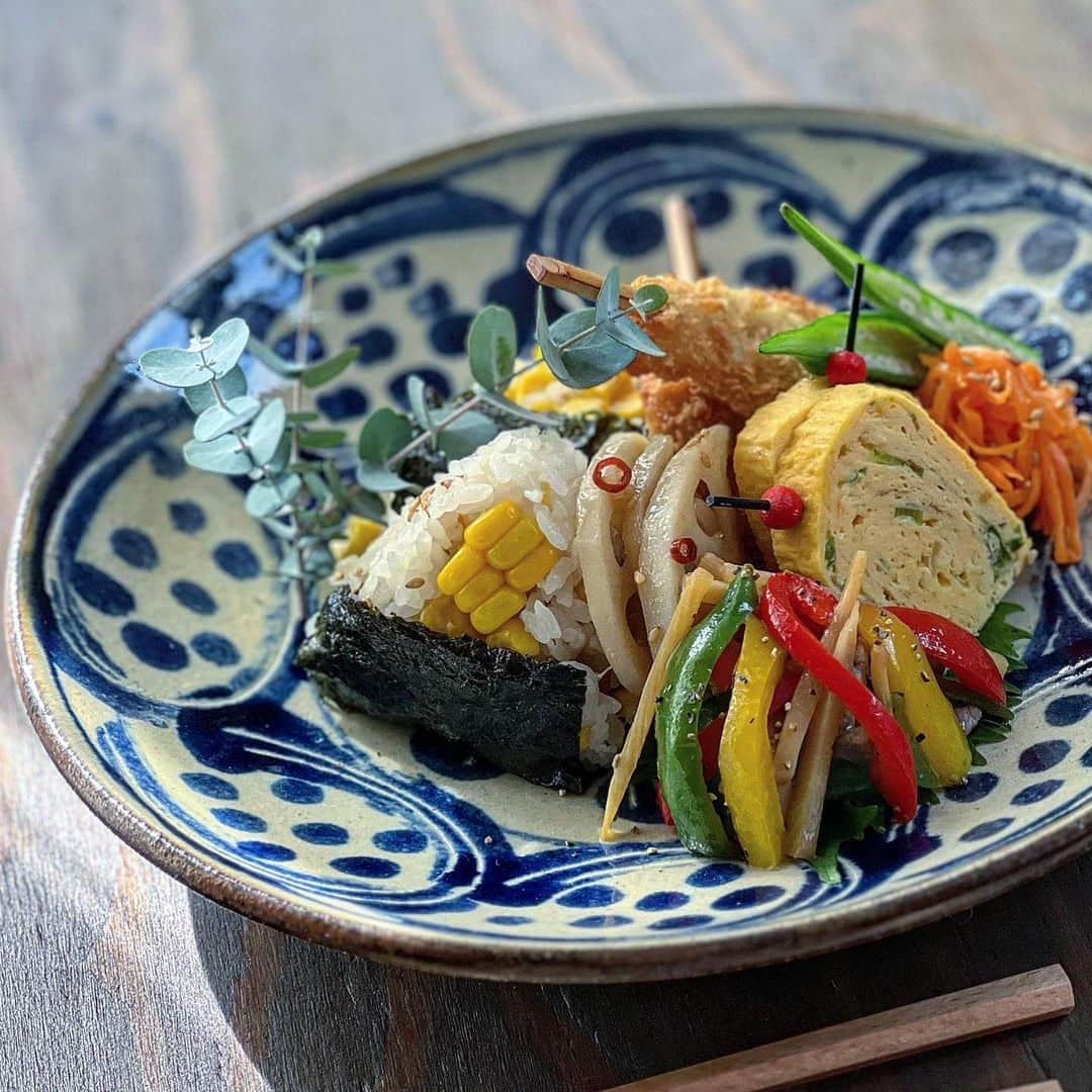 はらぺこのインスタグラム：「今日のランチプレート🍙  ♪アジフライ ♪人参のナムル ♪ねぎと明太子のたまご焼き ♪蓮根のきんぴら ♪青椒肉絲 ♪オクラの煮浸し ♪バター醤油とうもろこしでおにぎり🌽 安定のお弁当の残りでお昼ごはん😋  晩ごはんに作った青椒肉絲が 美味しかったようでお弁当にも入れて！とのリクエスト✌️ ご飯と青椒肉絲だけでええで〜！やって🤣🤣  3.4枚目は〜🐾🤎 ゲンが我が家に来た時からの大好きな相棒🦒✨ コレを取るとめちゃくちゃ怒られる💢  #お昼ごはん  #おうちごはん #おうちごはんlover #フーディーテーブル #家庭料理 #料理 #簡単ごはん #おばんざい #常備菜 #和食 #おにぎり #暮らしを楽しむ #朝時間 #和食ごはん #ワンプレート #カフェ風 #食育 #野菜  #クロワッサン大人のうつわ部 #日々の暮らし #丁寧な暮らし #おうち時間 #ランチプレート #器 #深貝公拓 #深貝工房 #うつわ #チキン南蛮 #西部ガス #やちむん」