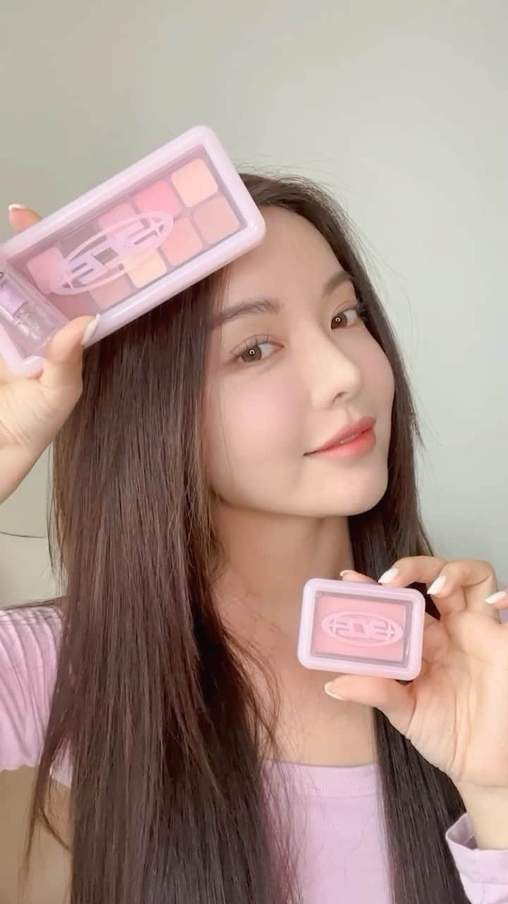 Official STYLENANDAのインスタグラム：「#MOTD 3CE NEWTAKE PUREPARING # LAVENDER MAKEUP TUTORIAL💗💜  📍FACE : 3CE VELVET FIT FOUNDATION 📍EYE : 3CE NEW TAKE EYESHADOW PALETTE # PURELY 📍CHEEK : 3CE NEW TAKE FACE BLUSHER # FRIENDLY 📍LIP : 3CE SOFT MATTE LIPSTICK # BETTER MOOD   #3CENEWTAKEPUREPARING #3CE뉴테이크퓨어페어링 #3CENEWTAKEEYESHADOWPALETTE #3CENEWTAKEFACEBLUSHER #3CESOFTMATTELIPSTICK #3ce #3cestylenanda #MAKEUPTUTORIAL」