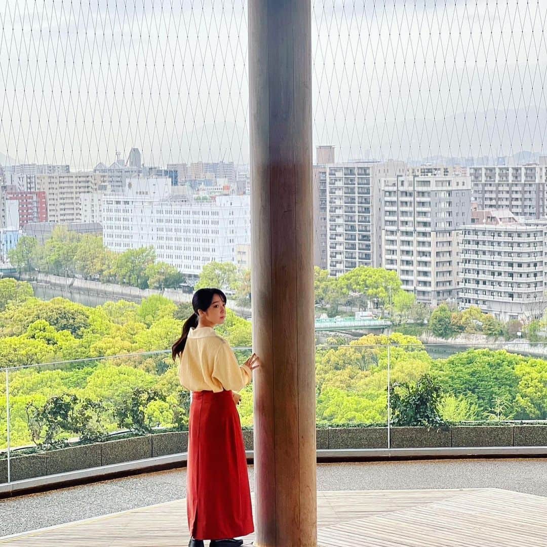 上白石萌音のインスタグラム：「発売中の#FRaU は「平和を、つくる。」 広島に学びの旅をしました。 平和って本当はとてもシンプルなもの。でも人や社会はそう簡単にシンプルにはなれないからとても難しい。 だからこそ、勇気を持って削ぎ落とした先に本質が見えるような気がしました。そんな尊い旅でした。今も考え続けています。ぜひ読んで触れてみてください。」