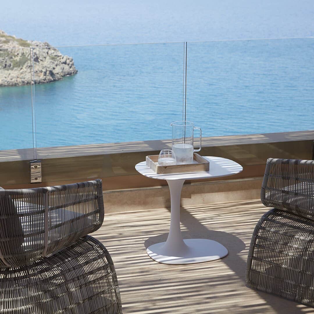 のインスタグラム：「Unwind amidst the captivating vistas of Daios Cove in Crete, where the journey of wellbeing and rejuvenation is intensified by the elegance of B&B Italia product.  @patricia_urquiola @naoto_fukasawa_design_ltd @deloudis_  #bebitalia #design #Crete #Greece」