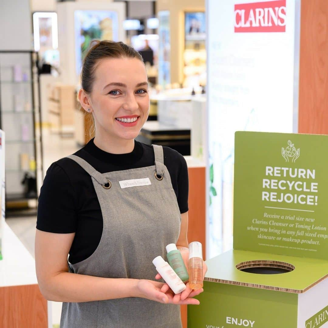 Clarins Australiaのインスタグラム：「Unsure of where to pop your #Clarins empties? Simply head into your local Clarins at Myer and you'll see the green boxes!⁣⁣ ⁣⁣ It's time to Return, Recycle, Rejoice 🌱⁣⁣ ⁣⁣ #CSR #SustainableBeauty」