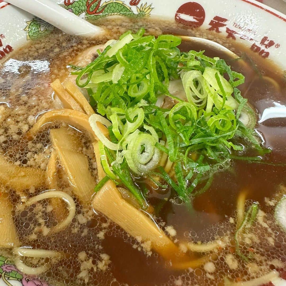 西寺郷太のインスタグラム：「天下一品の「あっさり」は、名前が悪いと思う。「こってり」に対比させようとしたんだろうが、正直あっさりはしていない。  この「あっさり」 先日の #ジョブチューン で全員から不合格を出されていて、京都出身の僕としては、どういう味なんだろうと気になり、放送翌日に初めて食べてみた。  小さい頃から僕は、天下一品では「こってり」しか食べていない。そもそも「あっさり」なるシロモノが登場したのは10年くらい前だろうか。へー、こんなメニューもあるのかといつも思うがわざわざチョイスせず今に至っていた。  話は少しズレるが、僕が天下一品「こってり」を食べに行くのは本能的に風邪を引きそうな予感がした時だ。異様なまでの栄養が詰まった「こってり」は健康な時には過剰かもしれないが、身体が弱った時のエネルギー補給にぴったりだと完全に自己流民間療法としてルーティン化している。美味しいとか美味しくないというレベルではなく、クスリみたいなもんやと思って食べてます。  何より老齢の木村勉会長の肌艶や健康なムードこそ、天下一品（家系ラーメンなども）を効果的にたまに食べると元気が出るという証明だと思う。  さて、「あっさり」。食べてみてびっくりしたけど、これは第一旭や新福菜館的な京都風の濃いしょっぱい醤油ラーメンみたいな、グルメではないのでうまく言葉で説明できないが、京都駅近くのタカバシに2軒並んだあのあたりの名店にインスパイアされた、味を盗んだ感じのラーメンなのだ！早く教えてくれよ！  ともかく味が濃い！今日、2回目食べたけど、2時間経っても口の中がしょっぱい！僕は小さい頃からずっとラーメンが好きだったが、40代になってその熱は流石に下がっていた。で、今も変わらず好きなのは京都のラーメン店。これはもう刷り込みのようなものだろう。麻布の新福菜館や、新宿の第一旭に向かうと、今も昔の心からラーメンが好きだったピュアな自分に戻れる気がする。駐車場からの行きも帰りもスキップしたくなるほどウキウキし、わくわくしている。  天下一品の「あっさり」は、その2店ほどではないが、なんとも手軽に（店舗が多いので）あの感じを味わえる、不思議なメニューなのに「あっさり」などという嘘ネーミングのおかげでなんだか残念な評価と位置に存在し続けている気がする。けしからん。  誰に言えばいいのか？SUGIZOさんに言えばいいのか（笑）？  ちょっとまじで「京都ブラック」とか「京都醤油」とか、京都感と味が濃い感じを伝えるネーミングにしてほしいと、願いつつ筆を置かせていただきます。」