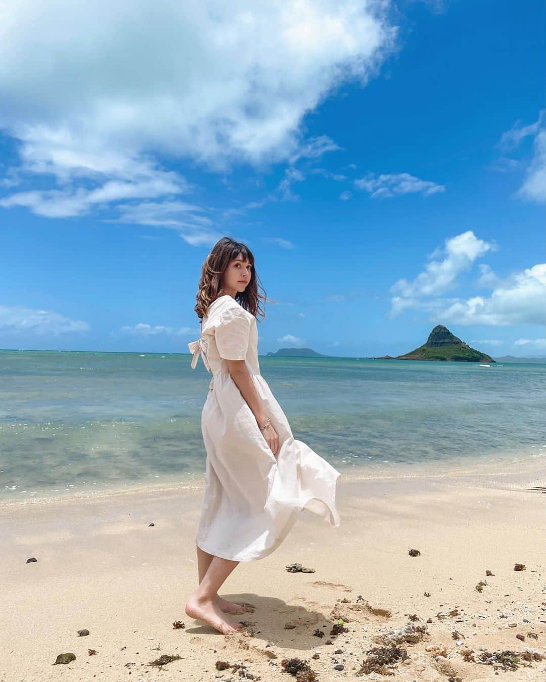 峯りあなのインスタグラム：「ハワイから帰国したよ🌺 これからたくさん写真とか動画とか乗せていくね〜！🤤  向こうの島、帽子みたい👒」