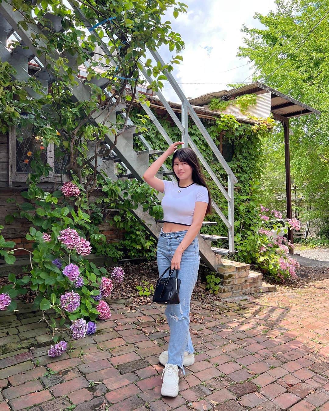 ちとせよしののインスタグラム：「紫陽花もそろそろ終わりかな(･.･`) 東京は晴れ続きで、まだ梅雨を感じてません🫢  #tシャツコーデ #クロップド丈 #marineserre #prada」