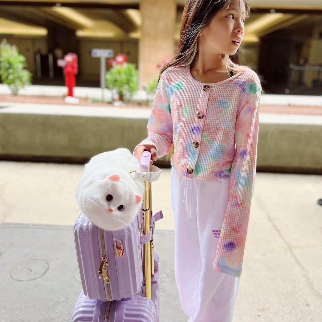西山美希子のインスタグラム：「インスタライブを終えて羽田に向かい4年ぶりのハワイへ🌈娘のネコちゃんバッグみんなに笑われてた😂🐱娘が着用中のトイロTはキッズサイズです。娘の身長は132cmデス😉」