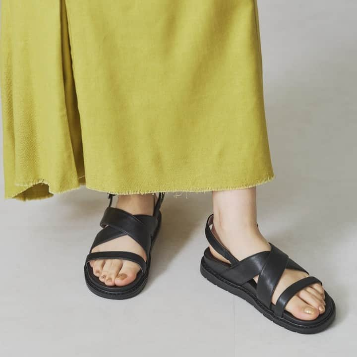 ORiental TRaffic HKさんのインスタグラム写真 - (ORiental TRaffic HKInstagram)「【#新貨上架 ﹕WA Comfort Cross Belt Sandals】  交錯的闊搭帶，視覺上能收窄腳部線條，鞋邊的縫線和銀色環扣，令原本簡約大方的設計更為突出  橡膠背帶方便調節長度，方便穿脫，3.2cm平底設計加上軟鞋墊，長時間穿著也不易覺得累  有黑白兩款基礎色可選，無論是配搭簡約的牛仔褲，還是顏色鮮豔的裙都很百搭！  2色入 - Link in bio  ✨鞋款買滿兩對或以上可享額外9折優惠 更多優惠詳情，請向店員查詢  #ORientalTRaffic #NewArrival #Spring #Summer #23SS #Sandals  #日本 #日本品牌 #春季鞋款 #夏季鞋款 #涼鞋」6月28日 16時08分 - oriental_traffic