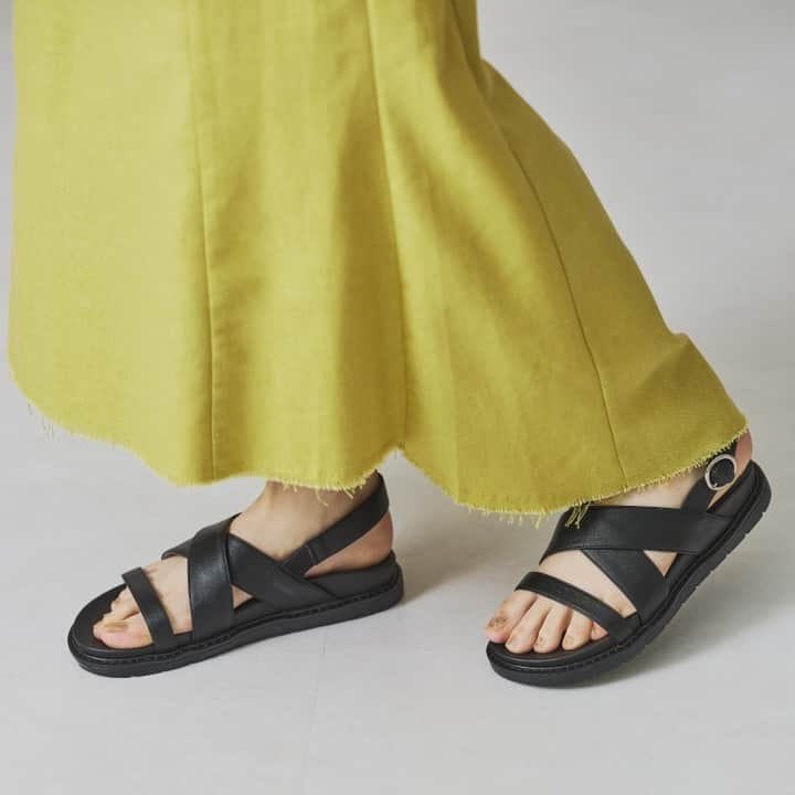 ORiental TRaffic HKさんのインスタグラム写真 - (ORiental TRaffic HKInstagram)「【#新貨上架 ﹕WA Comfort Cross Belt Sandals】  交錯的闊搭帶，視覺上能收窄腳部線條，鞋邊的縫線和銀色環扣，令原本簡約大方的設計更為突出  橡膠背帶方便調節長度，方便穿脫，3.2cm平底設計加上軟鞋墊，長時間穿著也不易覺得累  有黑白兩款基礎色可選，無論是配搭簡約的牛仔褲，還是顏色鮮豔的裙都很百搭！  2色入 - Link in bio  ✨鞋款買滿兩對或以上可享額外9折優惠 更多優惠詳情，請向店員查詢  #ORientalTRaffic #NewArrival #Spring #Summer #23SS #Sandals  #日本 #日本品牌 #春季鞋款 #夏季鞋款 #涼鞋」6月28日 16時08分 - oriental_traffic