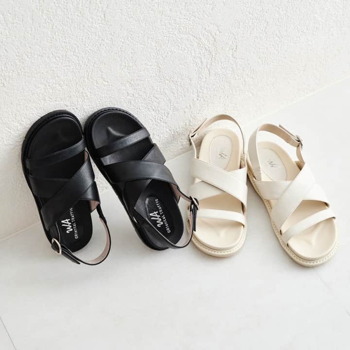 ORiental TRaffic HKのインスタグラム：「【#新貨上架 ﹕WA Comfort Cross Belt Sandals】  交錯的闊搭帶，視覺上能收窄腳部線條，鞋邊的縫線和銀色環扣，令原本簡約大方的設計更為突出  橡膠背帶方便調節長度，方便穿脫，3.2cm平底設計加上軟鞋墊，長時間穿著也不易覺得累  有黑白兩款基礎色可選，無論是配搭簡約的牛仔褲，還是顏色鮮豔的裙都很百搭！  2色入 - Link in bio  ✨鞋款買滿兩對或以上可享額外9折優惠 更多優惠詳情，請向店員查詢  #ORientalTRaffic #NewArrival #Spring #Summer #23SS #Sandals  #日本 #日本品牌 #春季鞋款 #夏季鞋款 #涼鞋」