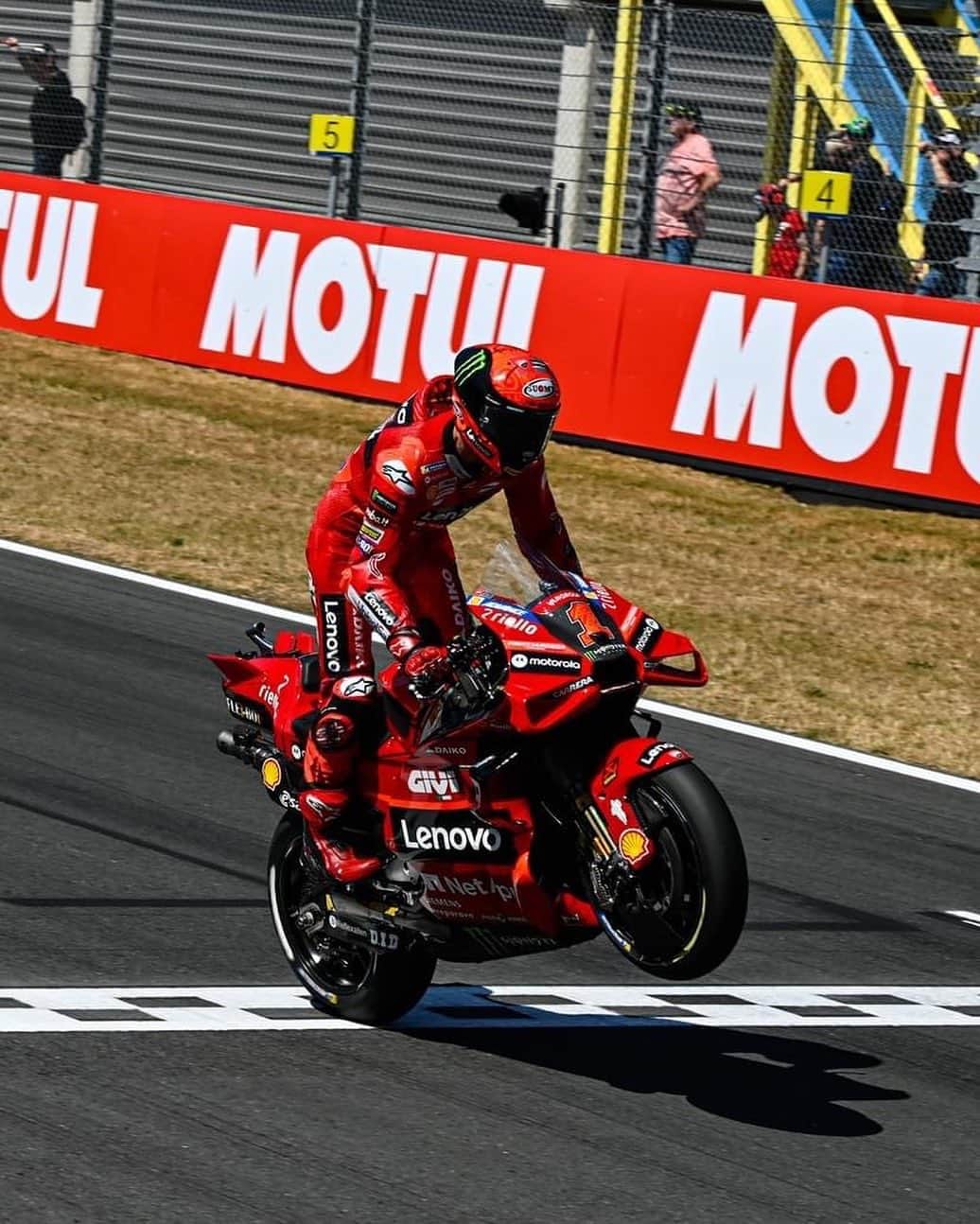 MotoGPさんのインスタグラム写真 - (MotoGPInstagram)「Back-to-back victories at The Cathedral deserved to be celebrated in style! 😎Happy #WheelieWednesday everyone from the #DutchGP 🇳🇱 winner @pecco63! 🙌  #MotoGP #Motorsport #Motorcycle #Racing #FB1 #PeccoBagnaia」6月28日 16時01分 - motogp