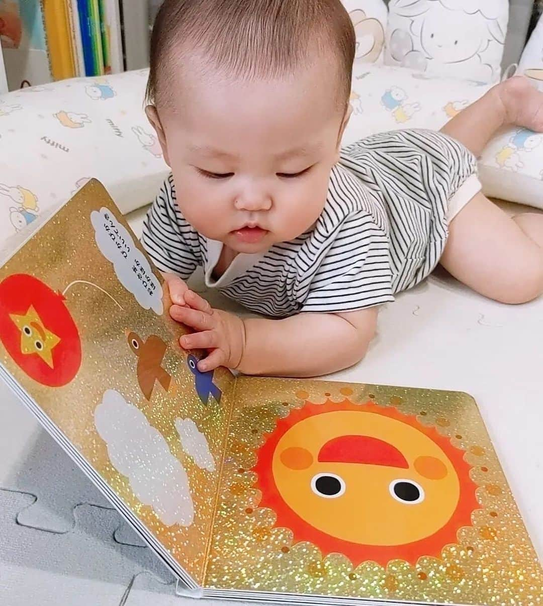 花王 メリーズ Merriesのインスタグラム：「絵本に夢中なご様子のこちらの赤ちゃん👶📚 . 絵本が大好きな様子が写真からも伝わってきますよね📖 本棚から自分で絵本を出して、一人でも上手にめくって読んでいるそうです✨ . これからもたくさんの絵本を読んでくださいね🤗 . こちらの素敵なお写真は @ryoko0526elflower さんのお写真です。 @ryoko0526elflower さまのアカウントはとっても素敵なお写真ばかりですので、みなさんもぜひご覧になってみてくださいね😍 --------------------------------------------------- 花王の赤ちゃん用品ブランド「メリーズ」公式アカウントです👶 . 「#メリーズ」「#メリーズファーストプレミアム」で投稿いただいた中から素敵なお写真をご紹介していますので、ぜひ投稿してみてくださいね✨ . 新発売！パワフル通気でムレ発散。メリーズで「#ずっと肌さら」🎵 --------------------------------------------------- . . #メリーズファーストプレミアム #赤ちゃん #ベビー #成長記録 #子育て #子育てグラム #赤ちゃんのいる生活 #新米ママ #プレママ #ママカメラ #親バカ部 #ハイハイ #赤ちゃんのいる暮らし #赤ちゃん写真 #赤ちゃん動画 #ベビスタグラム #0歳 #1歳 #2歳 #育児 #育児あるある #ベビーフォト #ベビーグッズ #オムツ #オムツ姿 #育児グッズ #👶」