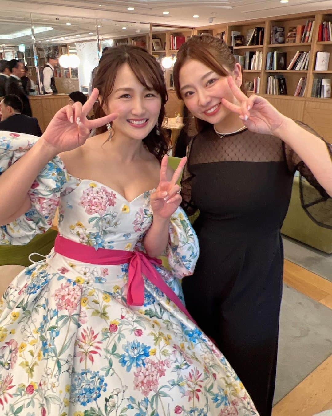 花音舞さんのインスタグラム写真 - (花音舞Instagram)「宙組〜🪐  お写真出してOK頂いた方を…💓  あひさん✨#遼河はるひ さん 宙組時代ご一緒させて頂き、大変お世話になった先輩です💕 宝塚卒業してからも『ちーちゃん‼︎』って可愛がってくださる優しいあひさん🥹✨ またすぐにでもお会いしたいです🌻  らびちゃん🐰#萌野りりあ さん よくインスタに登場するラビちゃんは一期上の先輩であり、今ではお友達😍💛お家も近くなってランチしたり姉妹のように仲良しなラビちゃん🫶会ったら話とまらなくなるの🤭  ゆうこ#朝央れん ちゃん いつも元気いっぱいで『まいさーーん』って遊んでくれるの🧡お仕事もバリバリされててカッコイイし尊敬できる後輩🥹  まりな#七生眞希 ちゃん 退団同期であり、現役時代にはいっぱい絡んだ相手役さんであり、お友達✨最近は益々美しくなったまりちゃん🧡  ゆうり#伶美うらら ちゃん 美女と言ったらゆうり✨そんな可愛いゆうりからいつもマイナスイオンが出てて癒されます😍  #結婚式  #ブライダル #宙組 #宝塚 #先輩 #後輩 #幸せ 💓」6月28日 16時04分 - mai_kanon_official