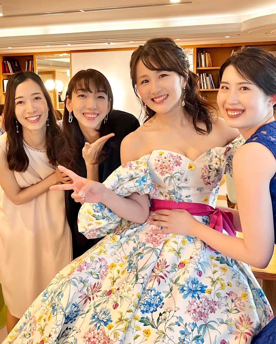 花音舞さんのインスタグラム写真 - (花音舞Instagram)「宙組〜🪐  お写真出してOK頂いた方を…💓  あひさん✨#遼河はるひ さん 宙組時代ご一緒させて頂き、大変お世話になった先輩です💕 宝塚卒業してからも『ちーちゃん‼︎』って可愛がってくださる優しいあひさん🥹✨ またすぐにでもお会いしたいです🌻  らびちゃん🐰#萌野りりあ さん よくインスタに登場するラビちゃんは一期上の先輩であり、今ではお友達😍💛お家も近くなってランチしたり姉妹のように仲良しなラビちゃん🫶会ったら話とまらなくなるの🤭  ゆうこ#朝央れん ちゃん いつも元気いっぱいで『まいさーーん』って遊んでくれるの🧡お仕事もバリバリされててカッコイイし尊敬できる後輩🥹  まりな#七生眞希 ちゃん 退団同期であり、現役時代にはいっぱい絡んだ相手役さんであり、お友達✨最近は益々美しくなったまりちゃん🧡  ゆうり#伶美うらら ちゃん 美女と言ったらゆうり✨そんな可愛いゆうりからいつもマイナスイオンが出てて癒されます😍  #結婚式  #ブライダル #宙組 #宝塚 #先輩 #後輩 #幸せ 💓」6月28日 16時04分 - mai_kanon_official